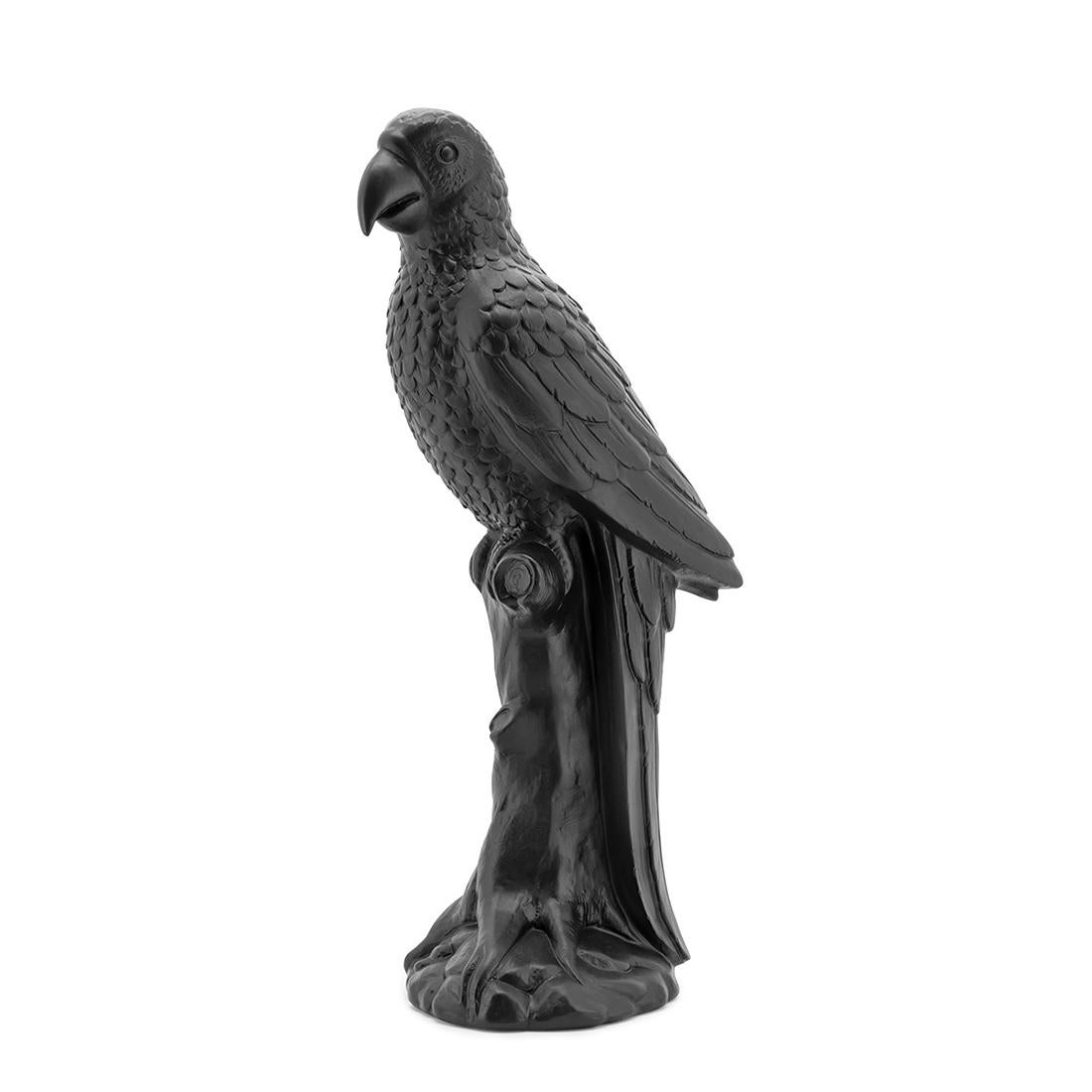 Scultura pappagallo nero in ceramica 
con finitura nera.
Disponibile anche con finitura bianca.