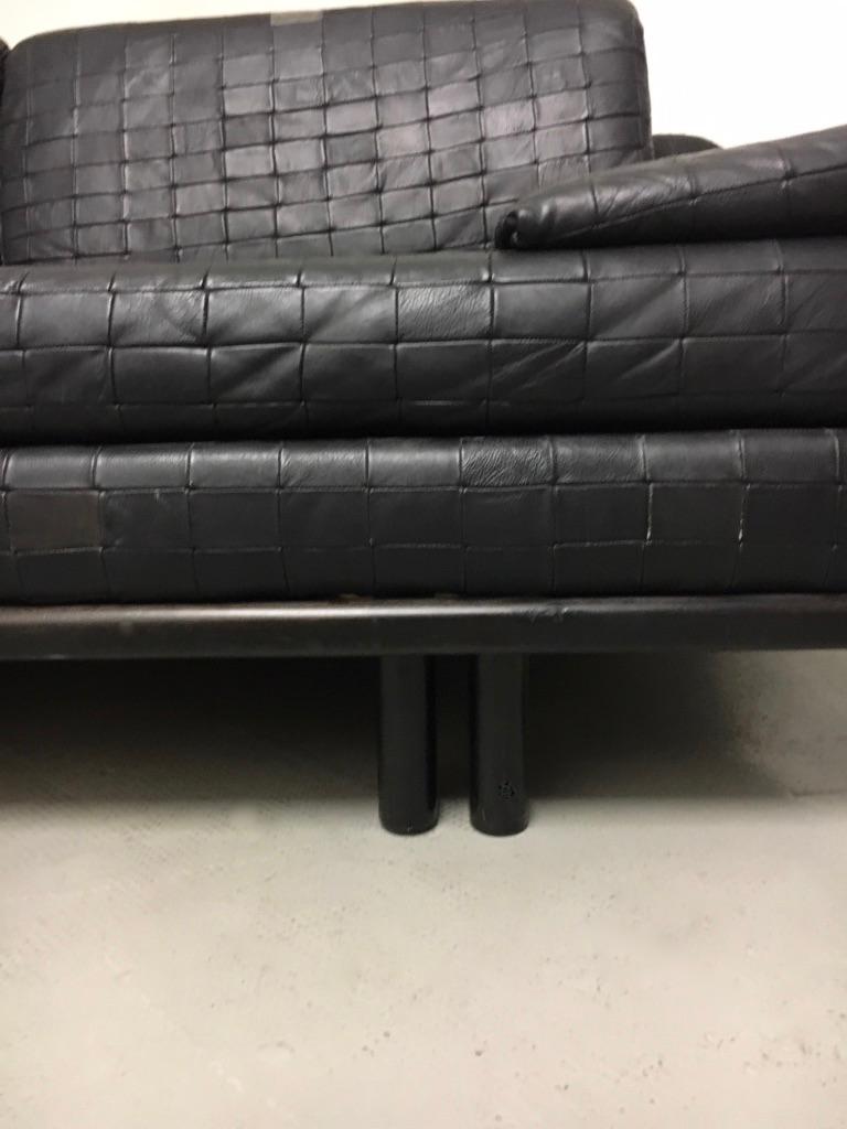 Schwarzes Convertible-Sofa aus schwarzem Patchworkleder von De Sede, Schweiz, ca. 1970er Jahre (Ende des 20. Jahrhunderts) im Angebot