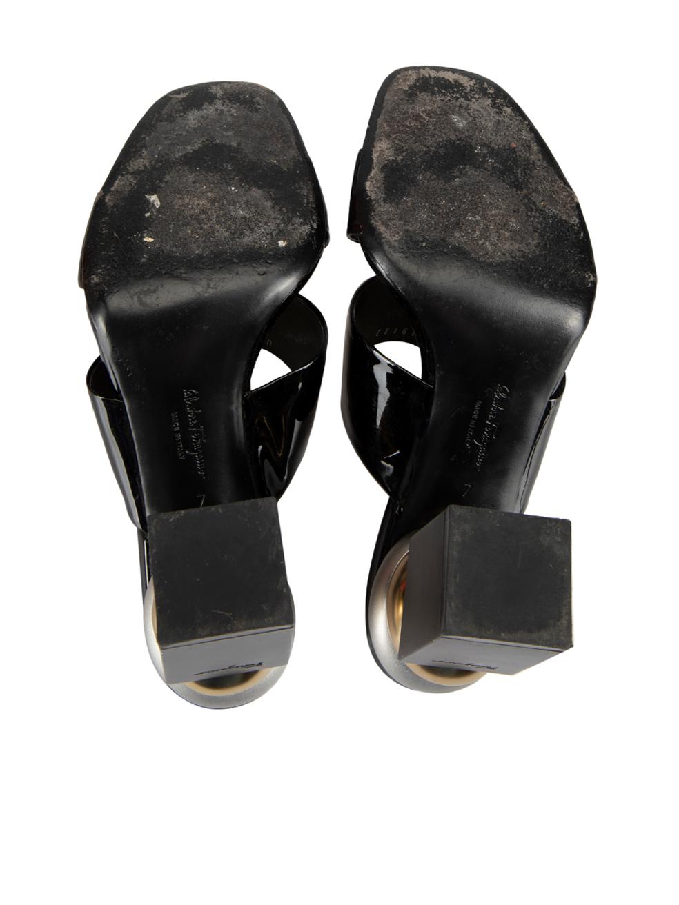 Abstrakte Sandalen mit gestapeltem Absatz aus schwarzem Lackleder, Größe US 7 Damen im Angebot