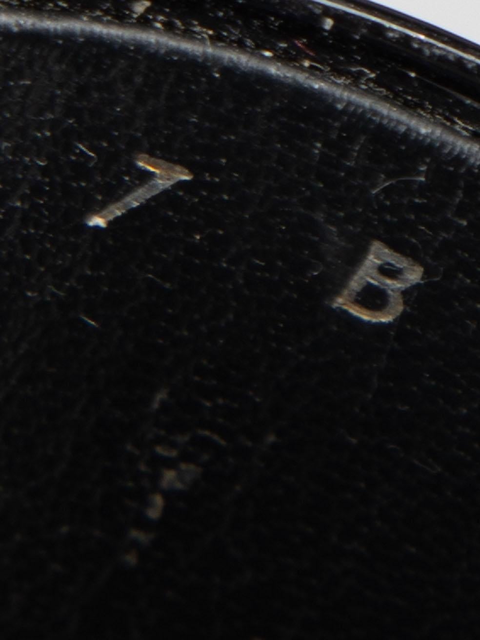 Abstrakte Sandalen mit gestapeltem Absatz aus schwarzem Lackleder, Größe US 7 im Angebot 4