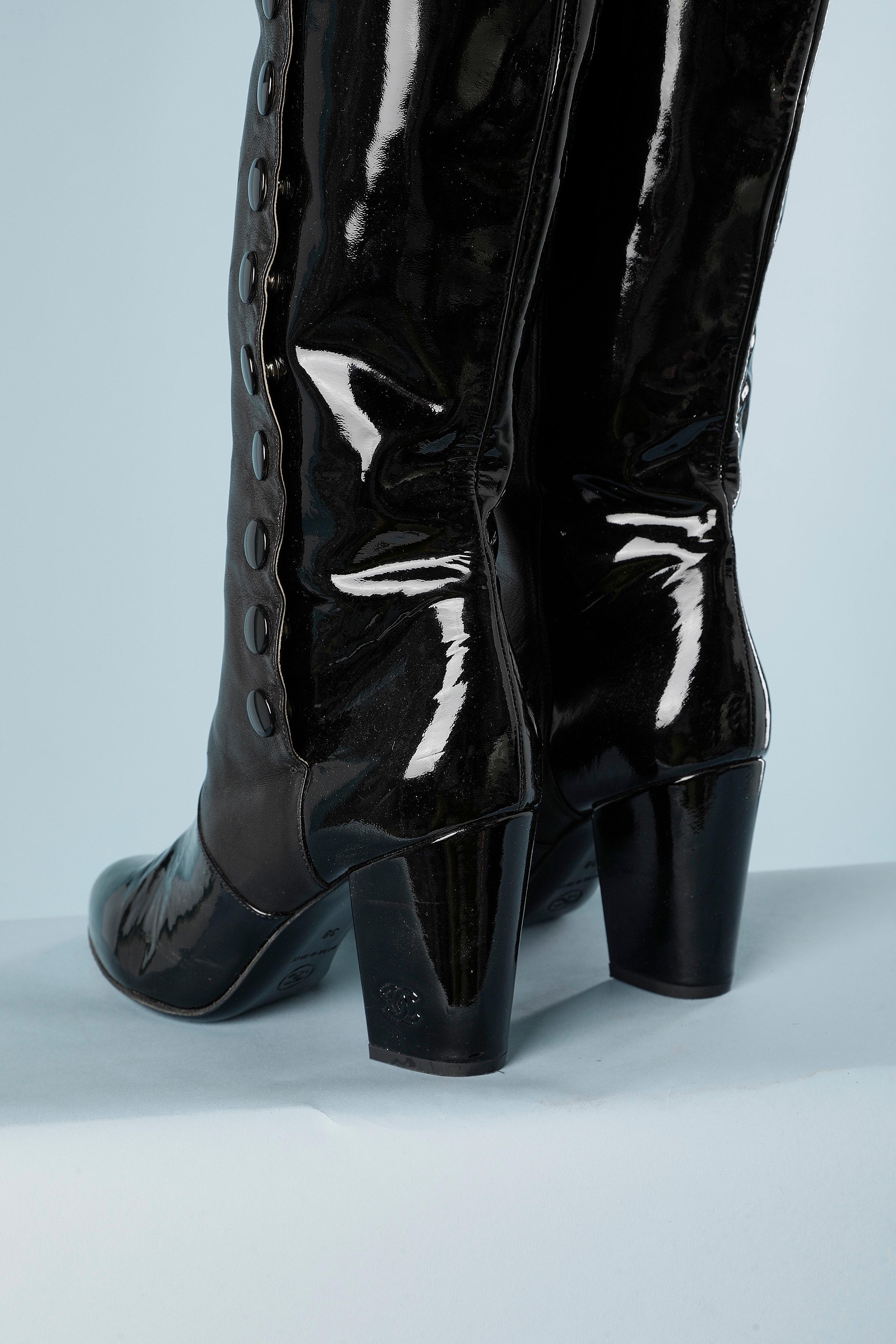 Black patent leather and black leather boots with snap on the side Chanel  In Excellent Condition For Sale In Saint-Ouen-Sur-Seine, FR