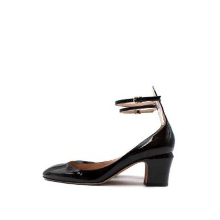 Valentino Schwarze Lackleder Pumps mit Absatz
 

 - Geschlossene runde Zehe 
 - Schmaler Knöchelriemen mit Schnallenverschluss
 - Nacktes Lederfutter
 - Kleiner Blockabsatz 
 

 MATERIALIEN:
 Leder 
 

 Hergestellt in Italien 
 

 9/10 sehr guter