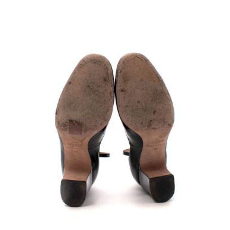 Schwarze Lackleder Pumps mit Knöchelriemen und Absatz im Angebot 1