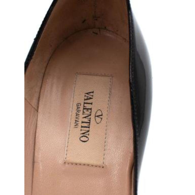 Schwarze Lackleder Pumps mit Knöchelriemen und Absatz im Angebot 4