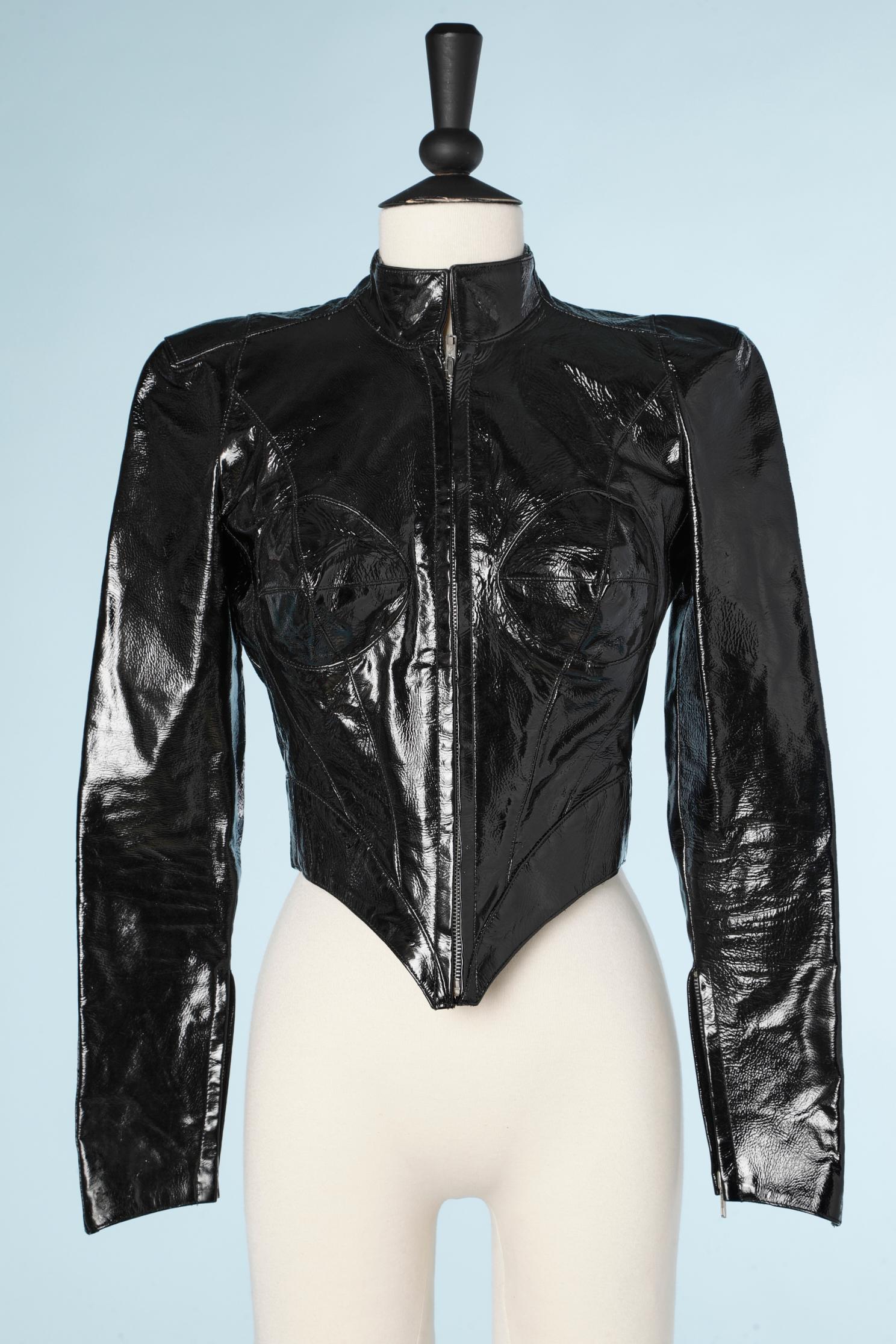 Black patent leatherjacket with breast cut shape.
SIZE: 38