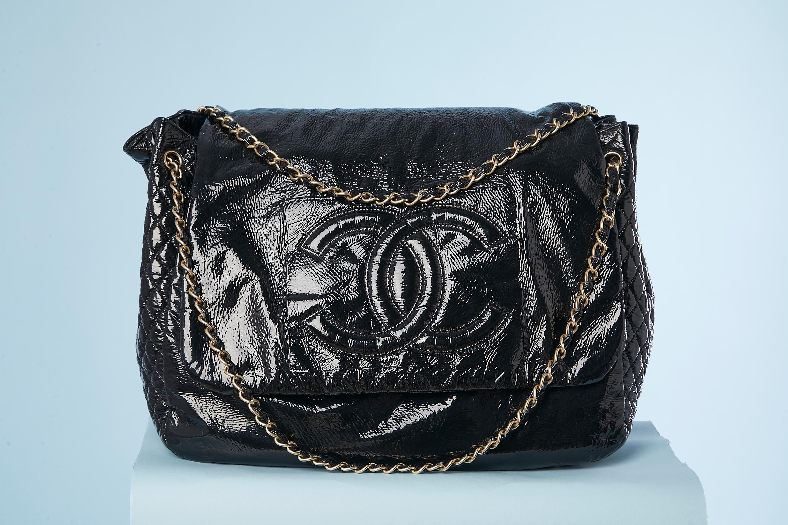 Black patent leather jumbo shoulder bag with Double C .Numbered: 11811217
size: 30 cm ( height) X 40cm ( width) X 16cm (depht)
Top-stitched side. Zip and non-zip pockets inside. Satin lining. Studs underneath.  key holder inside.
