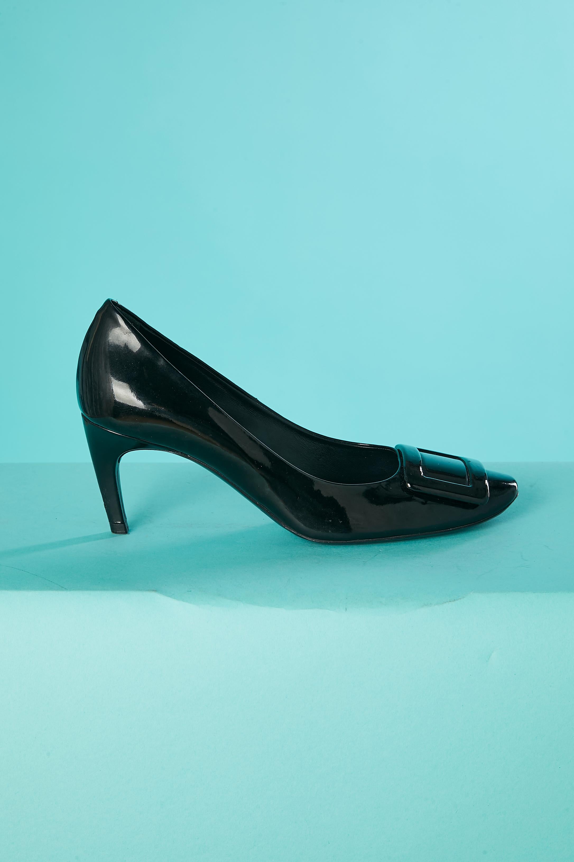 Black patent leather pump with buckle in the same material.
Heel's height : 7 cm
SHOE SIZE : 37,5 (Eu) 6 (US) 