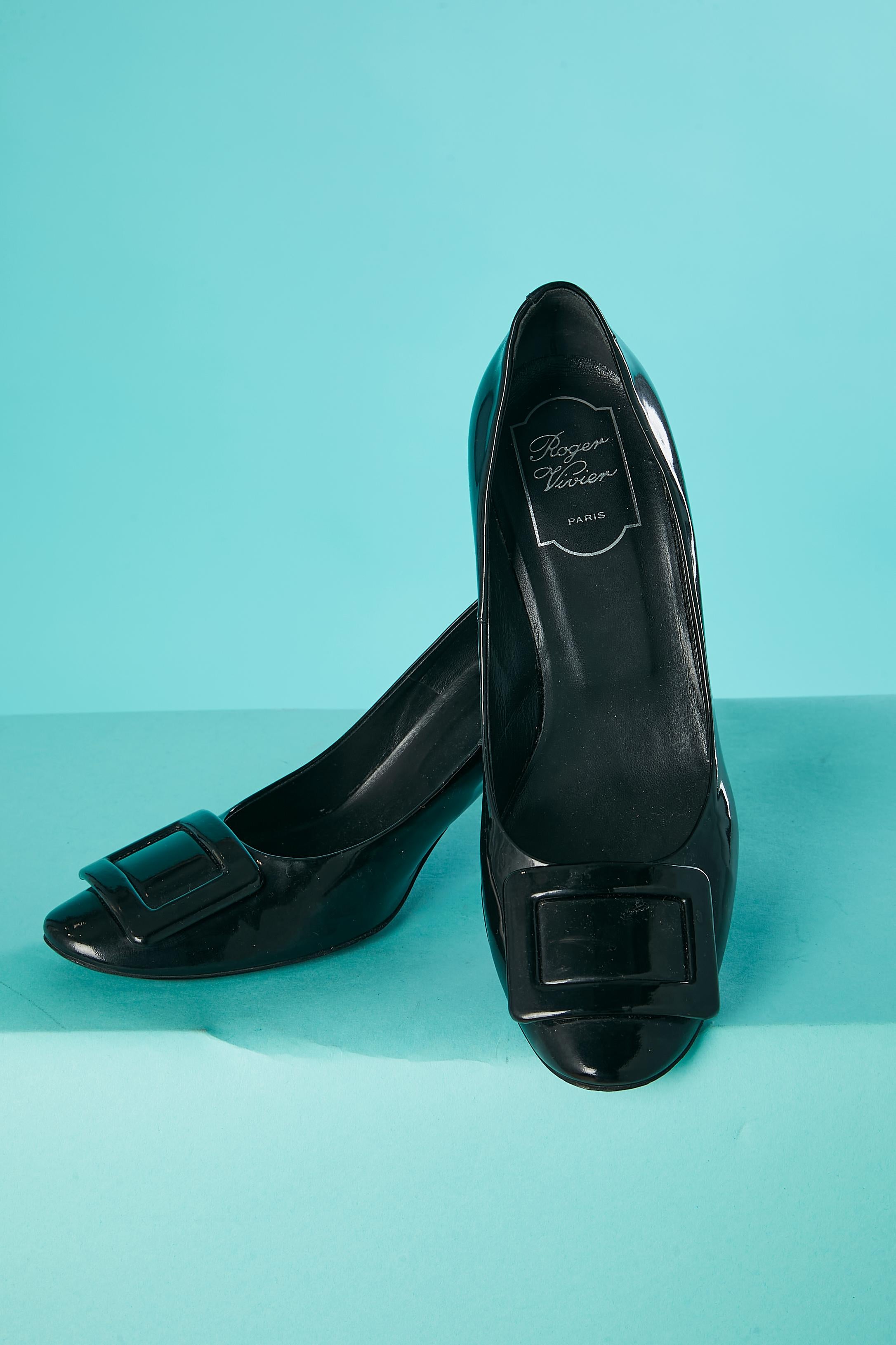 Women's Black patent leather pump with buckle in the same material Roger Vivier  For Sale