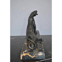 Sculpture en bronze patiné noir représentant une panthère blessée, signée Carvin