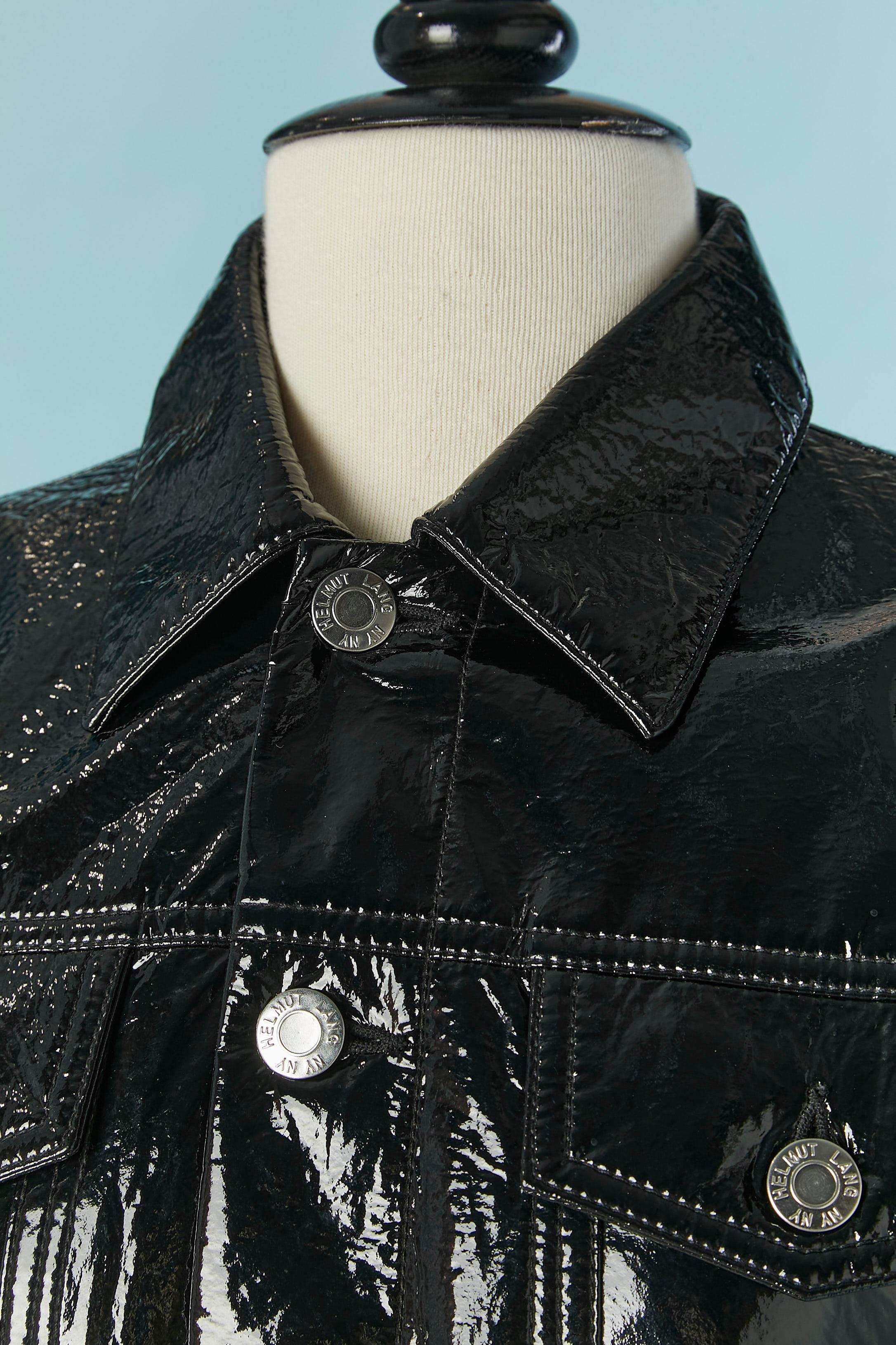 Giacca monopetto in patten nero. Composizione del tessuto principale: 64% poliestere, 36% poliuretano. Fodera: rayon. 
Chiusura con bottone e asola con marchio sul centro della parte anteriore, sulla patta della tasca, sui polsini e sul retro della