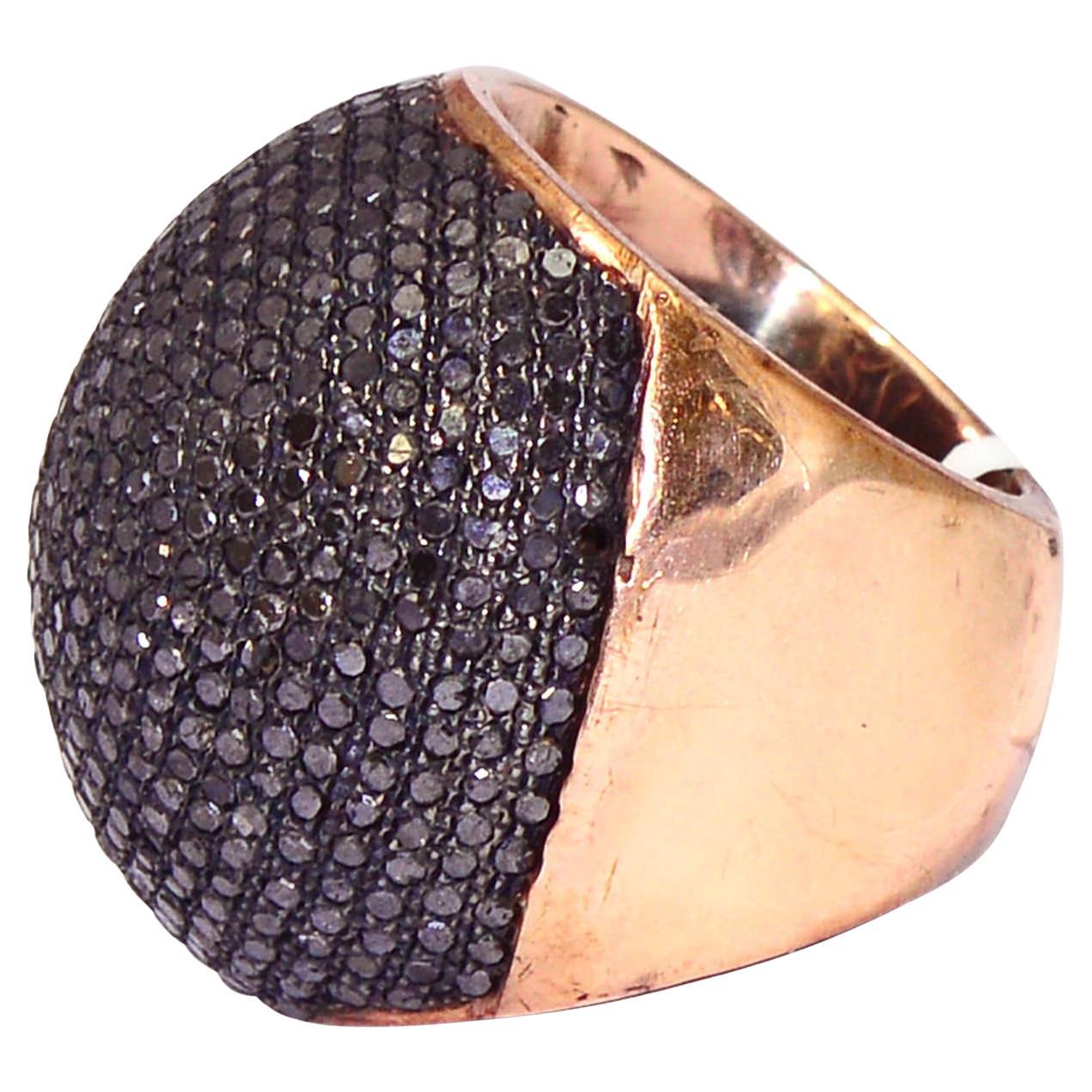 Bague cocktail Dome en or jaune 18k et argent avec diamants pavés noirs en vente