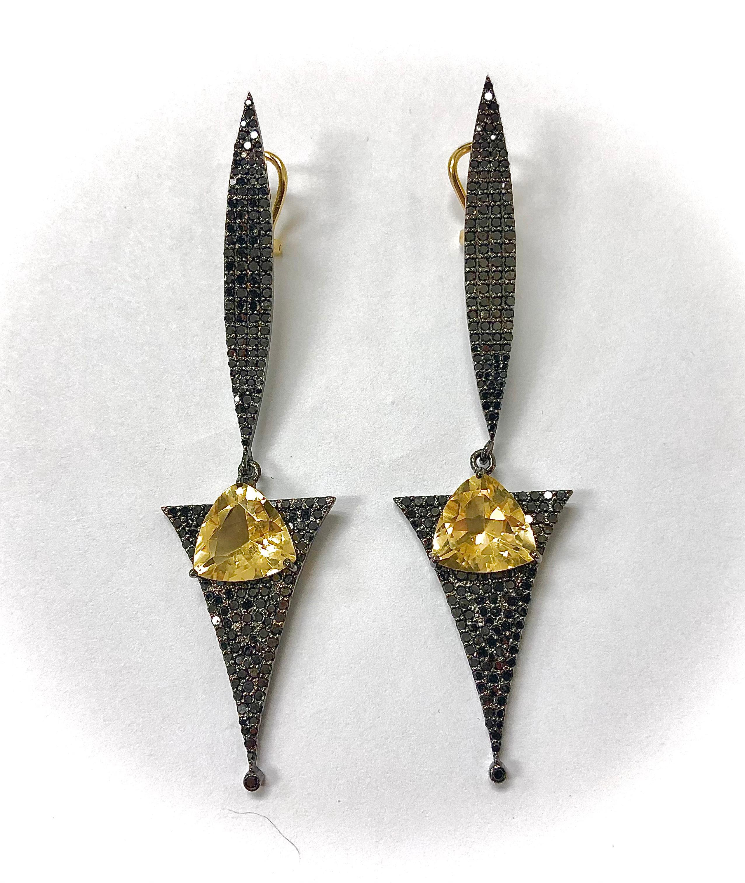 Description
Very dramatic, geometric, elegantly edgy earrings with Black Pave Diamonds and Citrine featuring easy to use Omega backs.
Item # E3296

Materials and Weight
Black pave diamonds, 2.98 carats.
Citrine, 12mm, trillion shape, 7 carats.
Posts