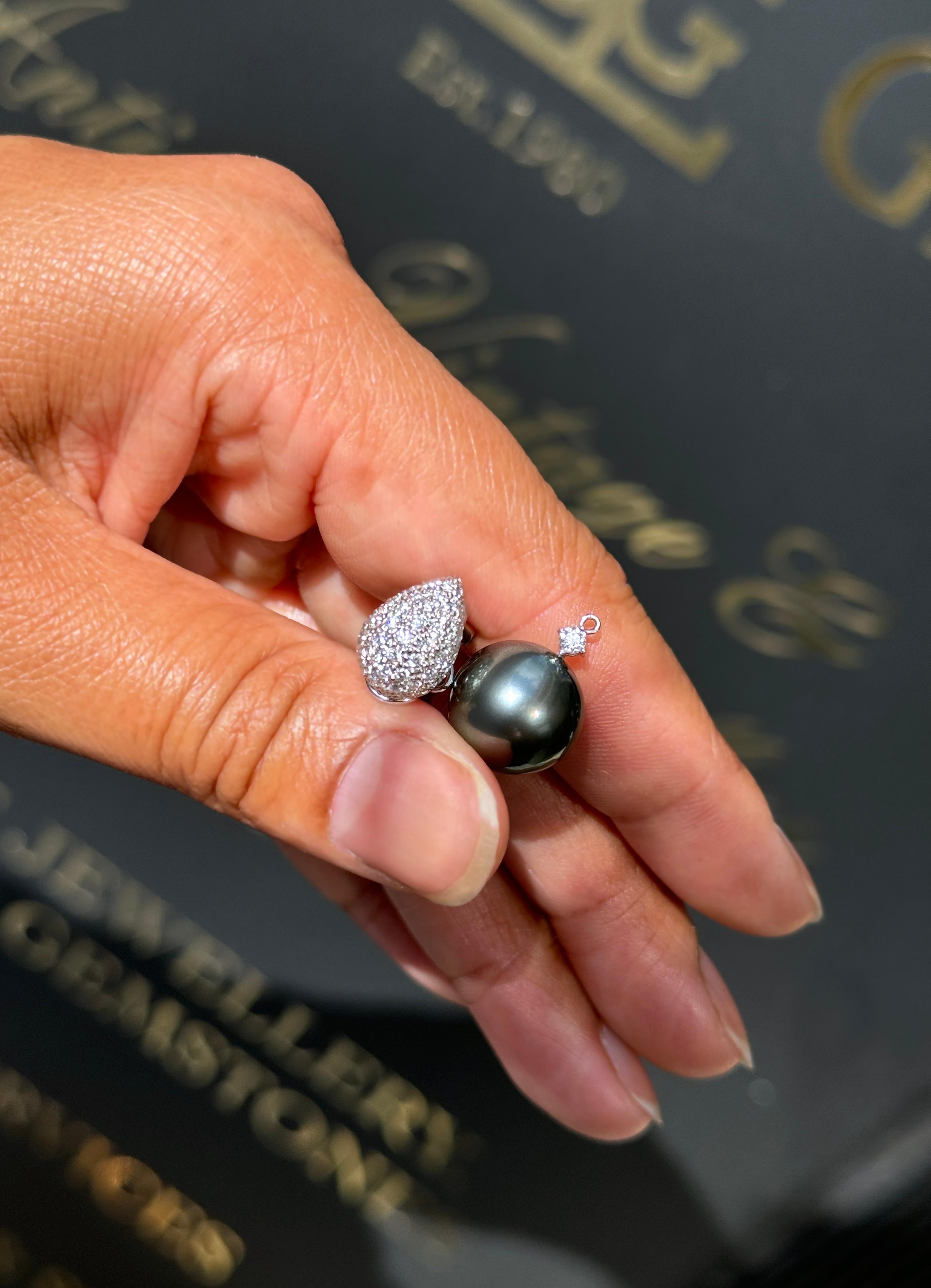 Orecchini a goccia staccabili in oro bianco 18 carati con perle nere e diamanti In condizioni buone in vendita a London, GB