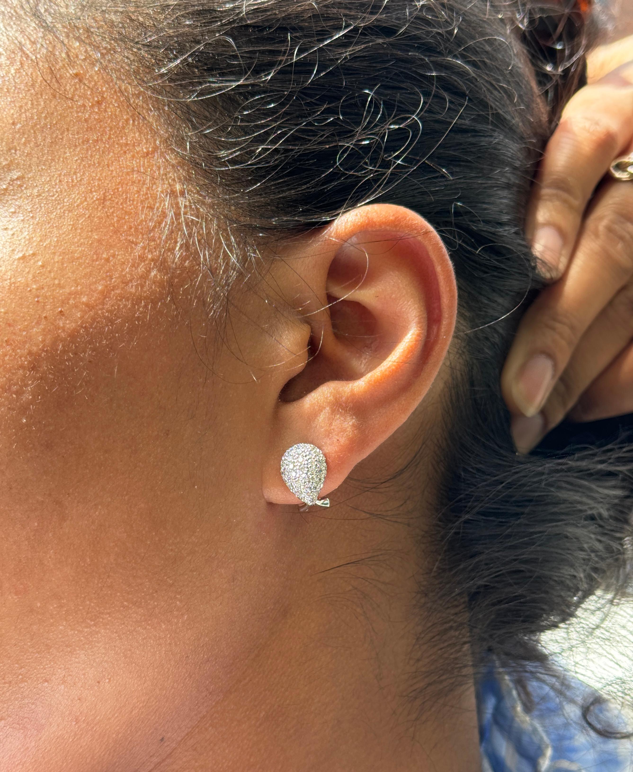Orecchini a goccia staccabili in oro bianco 18 carati con perle nere e diamanti in vendita 1