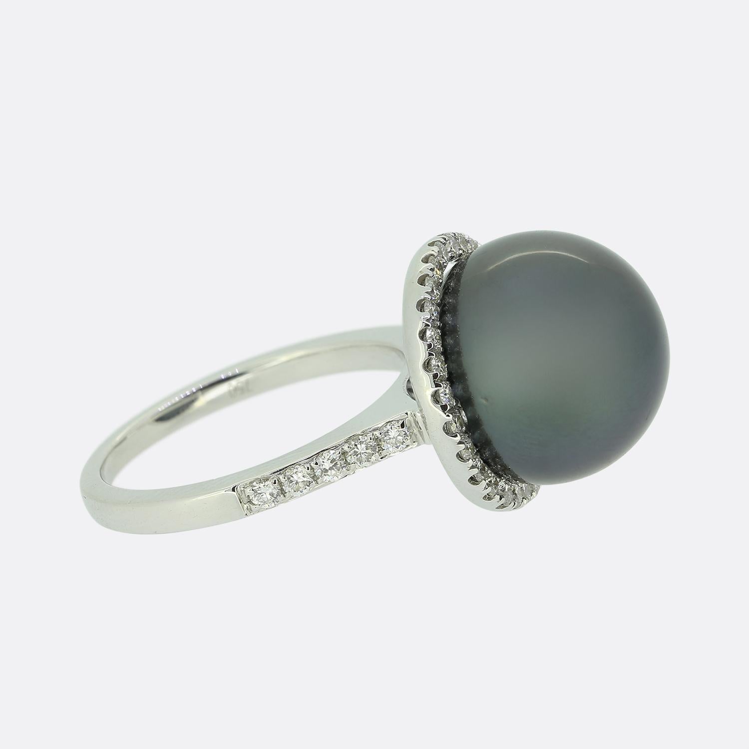 Schwarzer Perlen- und Diamant-Cluster-Ring (Brillantschliff) im Angebot