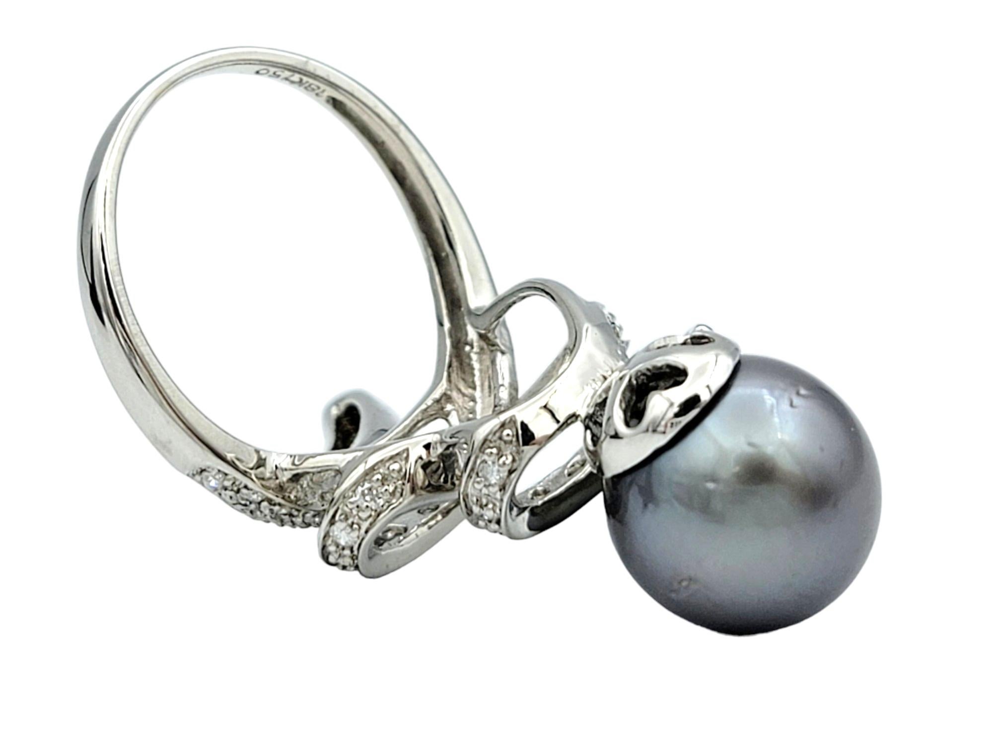 Contemporaneo Anello da cocktail con perle nere e diamanti a spirale in oro bianco 18 carati in vendita