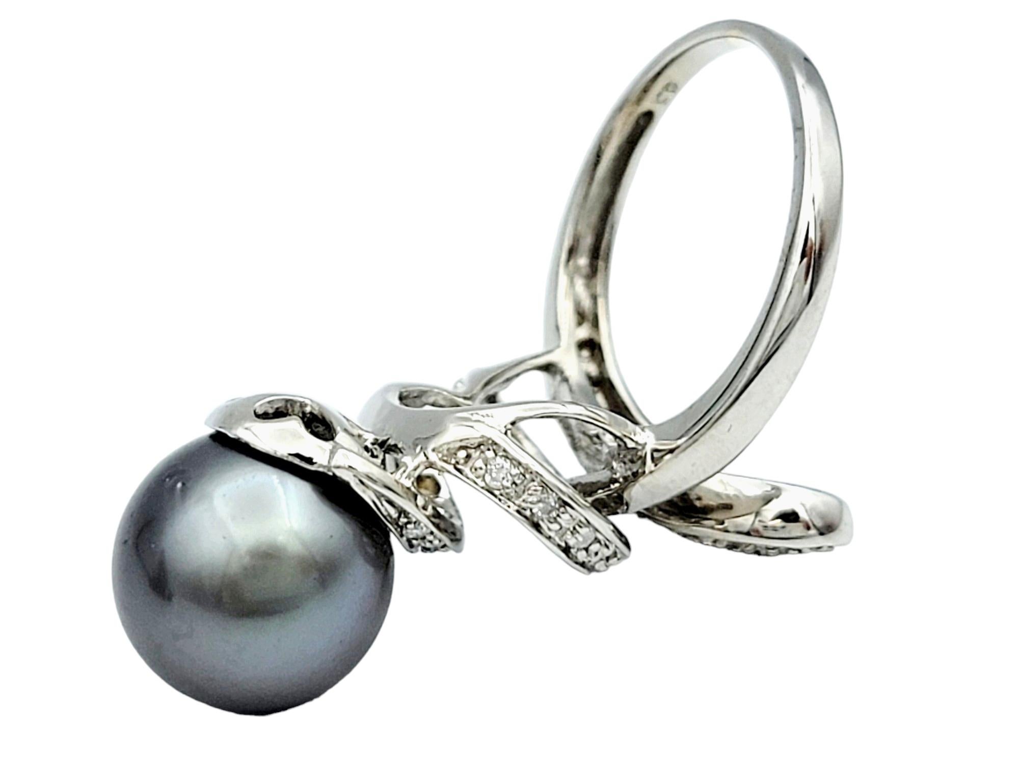 Taglio rotondo Anello da cocktail con perle nere e diamanti a spirale in oro bianco 18 carati in vendita