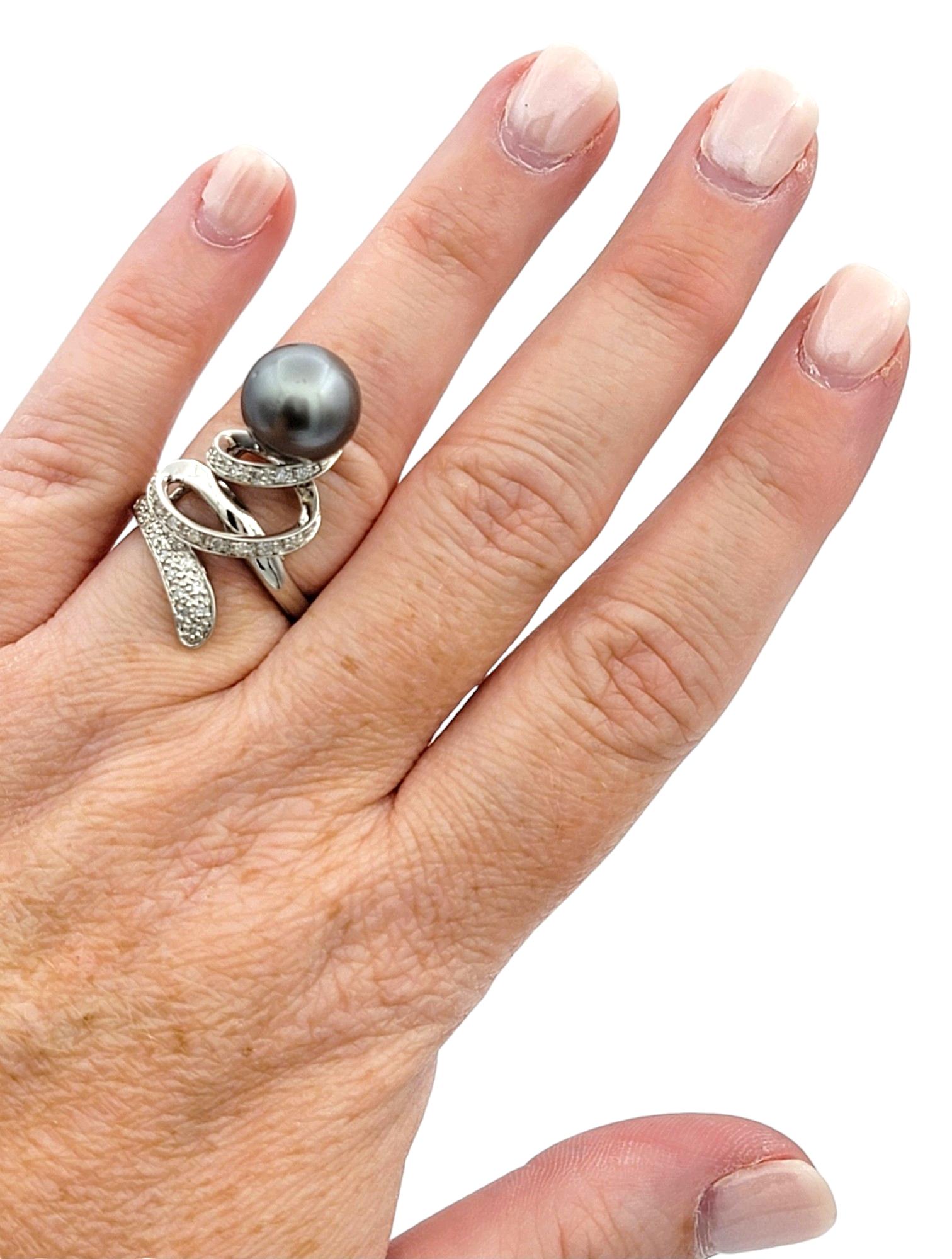 Anello da cocktail con perle nere e diamanti a spirale in oro bianco 18 carati in vendita 1