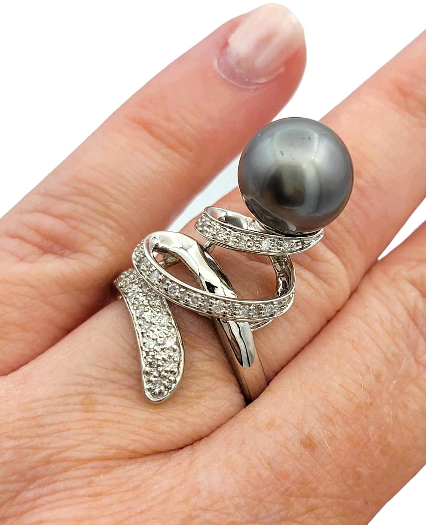 Anello da cocktail con perle nere e diamanti a spirale in oro bianco 18 carati in vendita 2