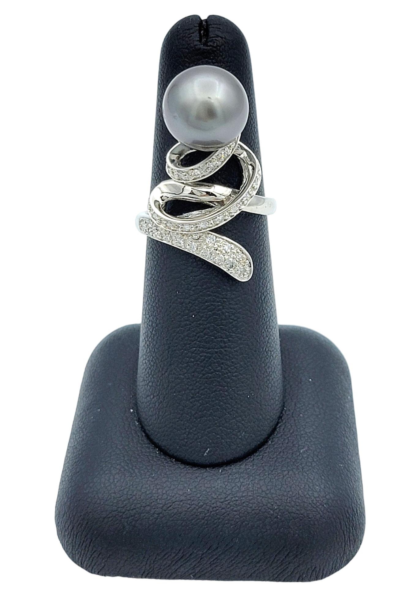 Anello da cocktail con perle nere e diamanti a spirale in oro bianco 18 carati in vendita 3