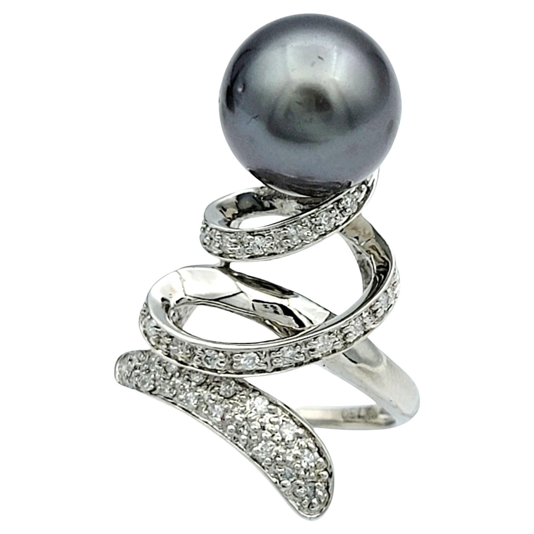 Anillo de cóctel de oro blanco de 18 quilates con perla negra y diamantes en espiral
