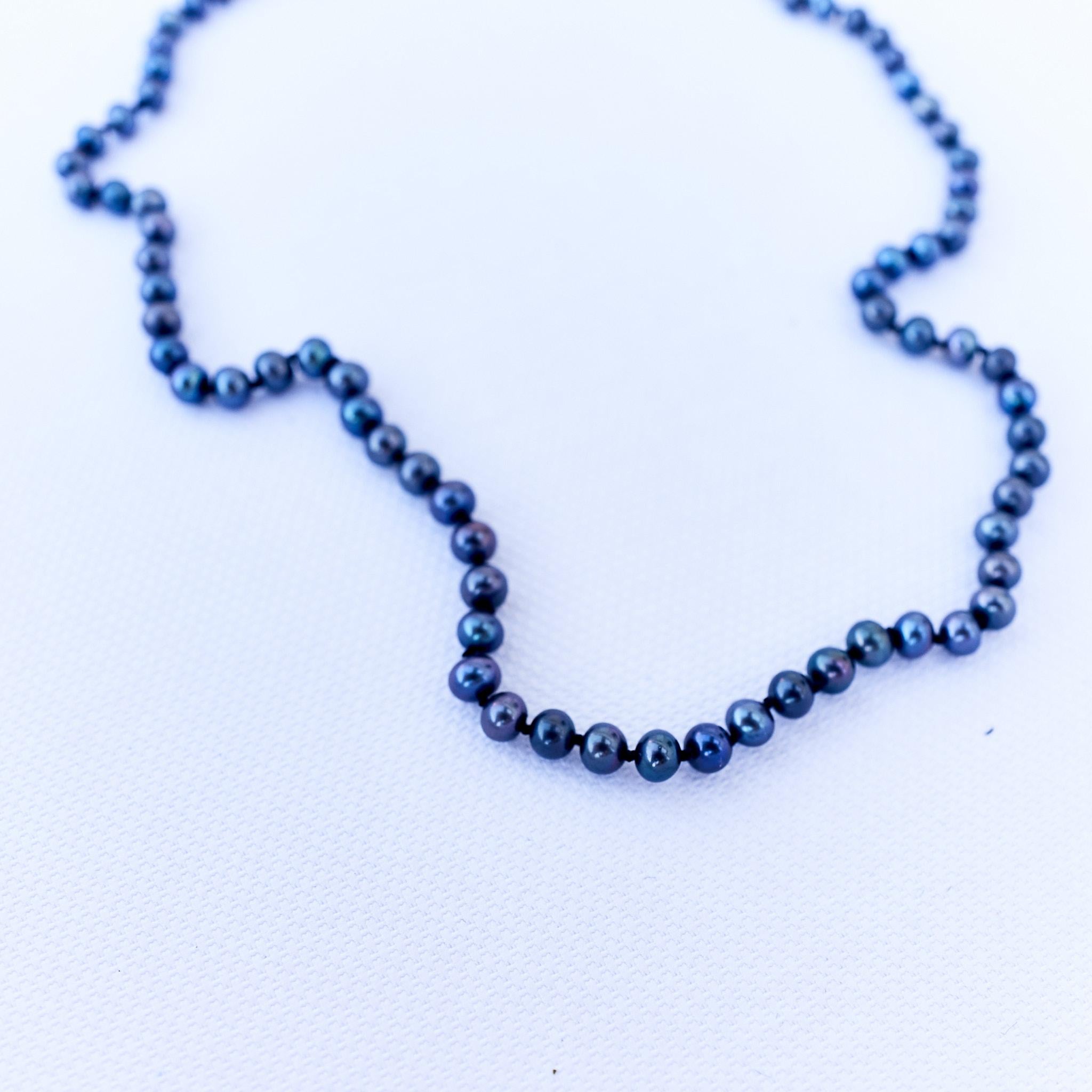 Halskette mit schwarzen Perlen und Perlen aus Seidenknoten J Dauphin (Rundschliff) im Angebot