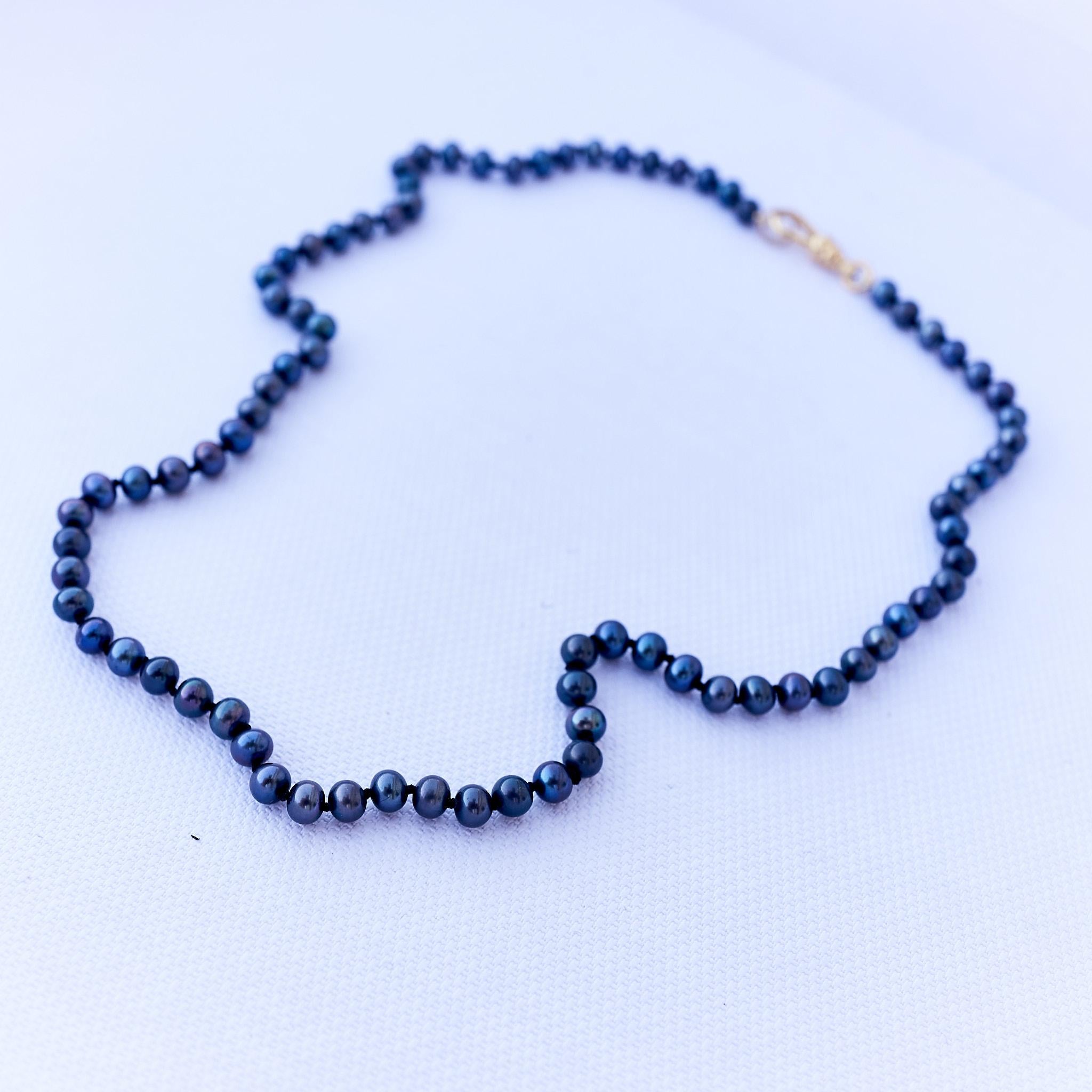 Halskette mit schwarzen Perlen und Perlen aus Seidenknoten J Dauphin Damen im Angebot
