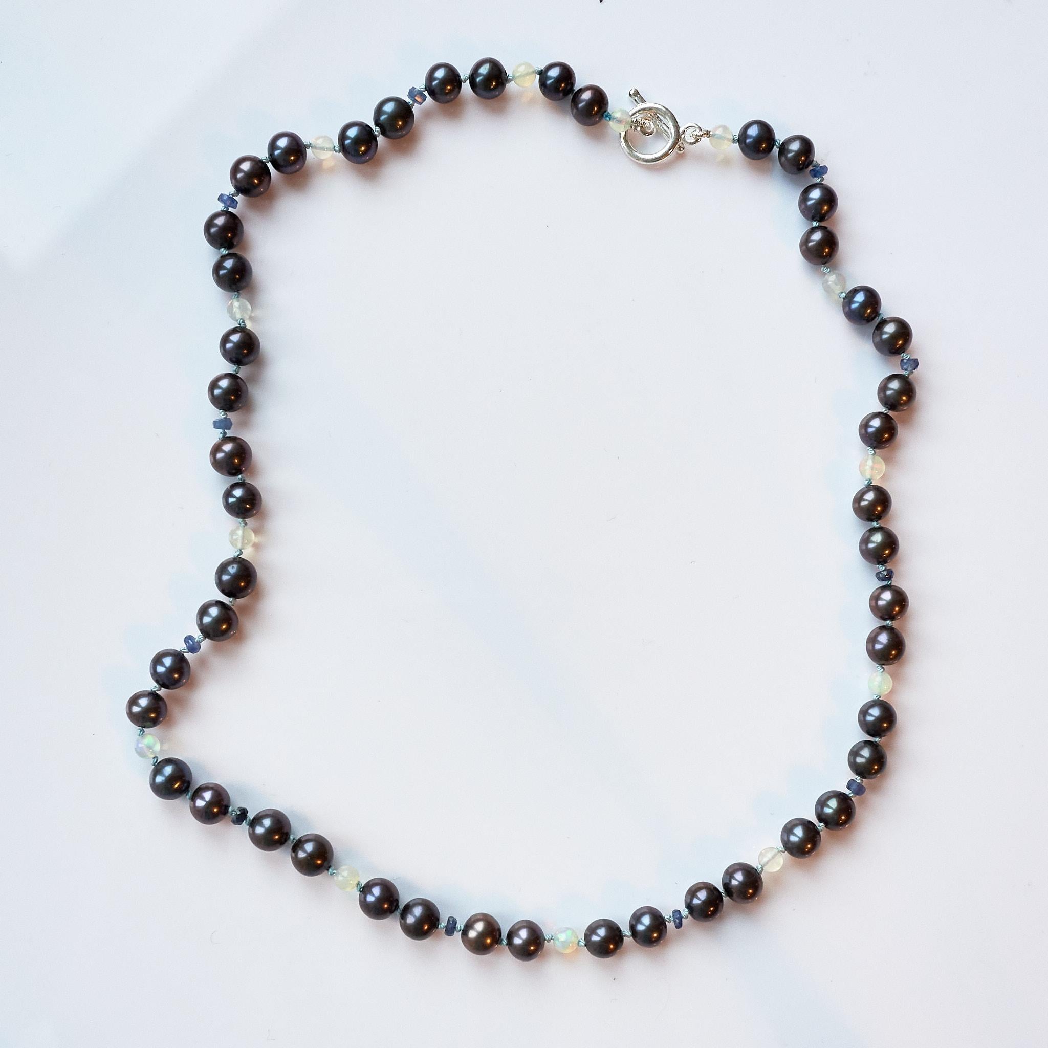 Schwarze Perle Blauer Saphir Opal Perlenkette Lila Seidenfaden Sillver (Viktorianisch) im Angebot