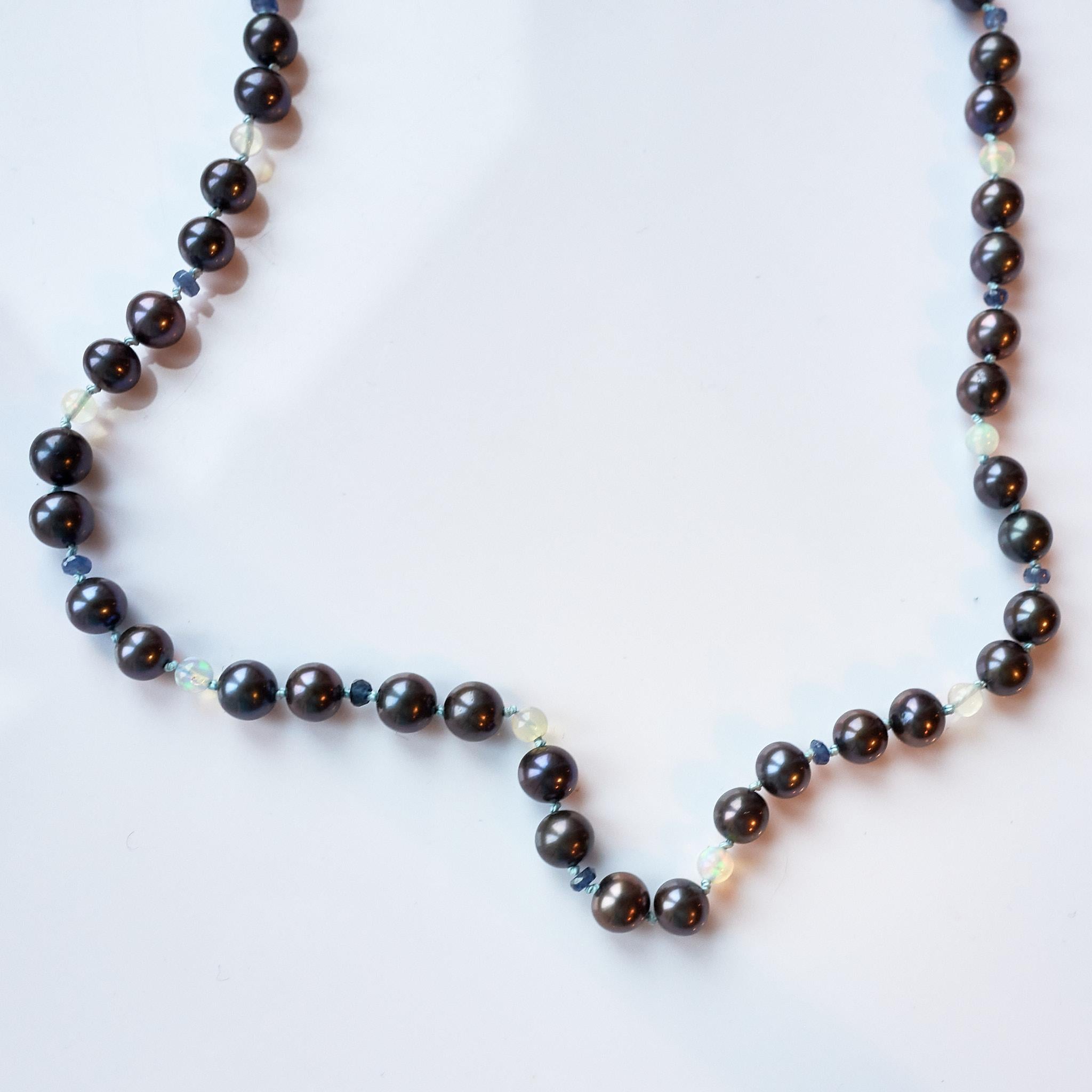 Schwarze Perle Blauer Saphir Opal Perlenkette Lila Seidenfaden Sillver im Angebot 1