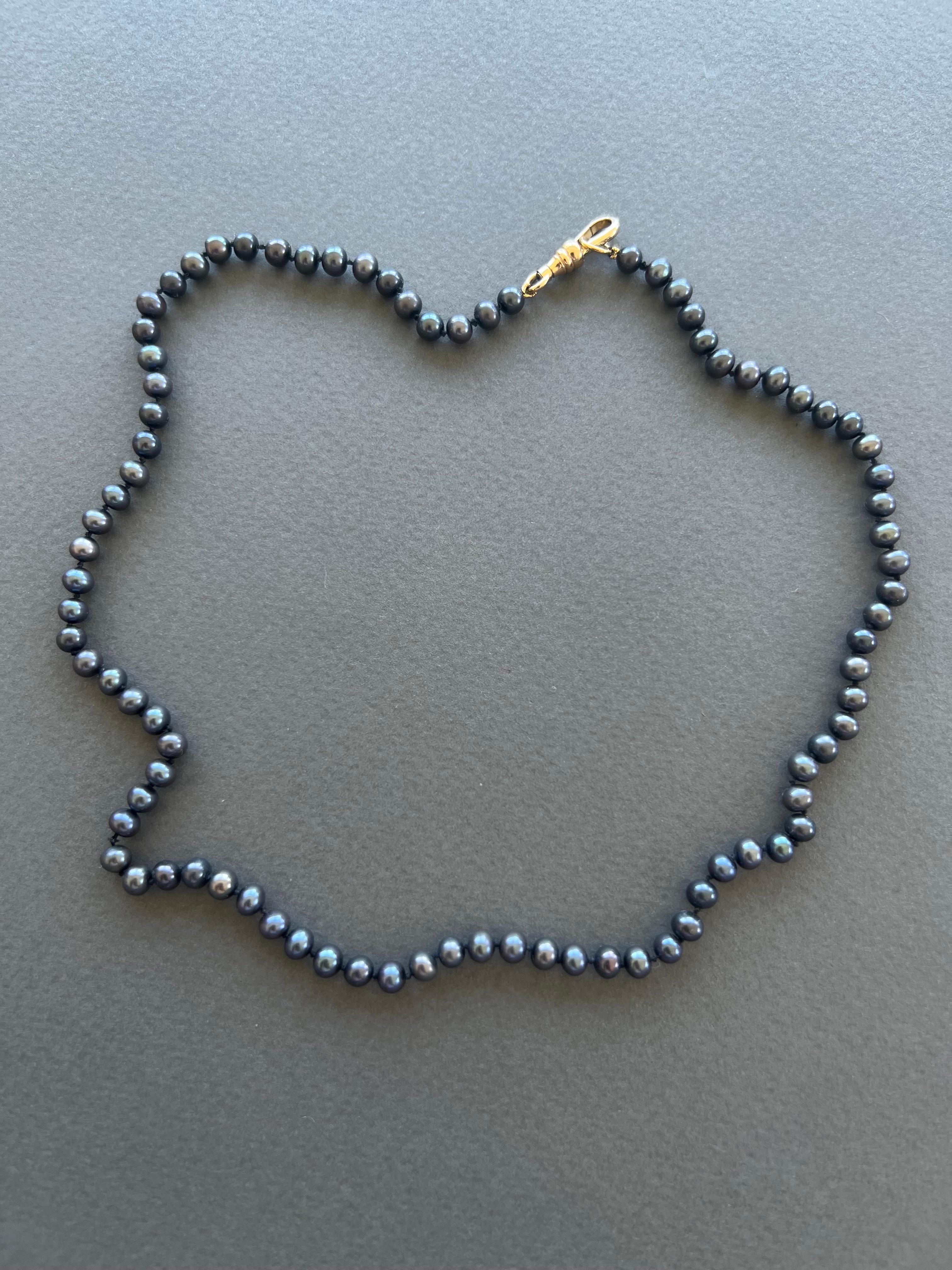Schwarze Perlen-Choker-Halskette mit Perlen aus schwarzem Seidenfaden J Dauphin Damen im Angebot
