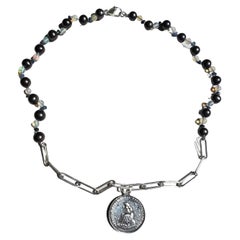 Halskette mit schwarzem Perlen-Choker, Opal-Medaille der Jungfrau Maria, Silberkette, J Dauphin