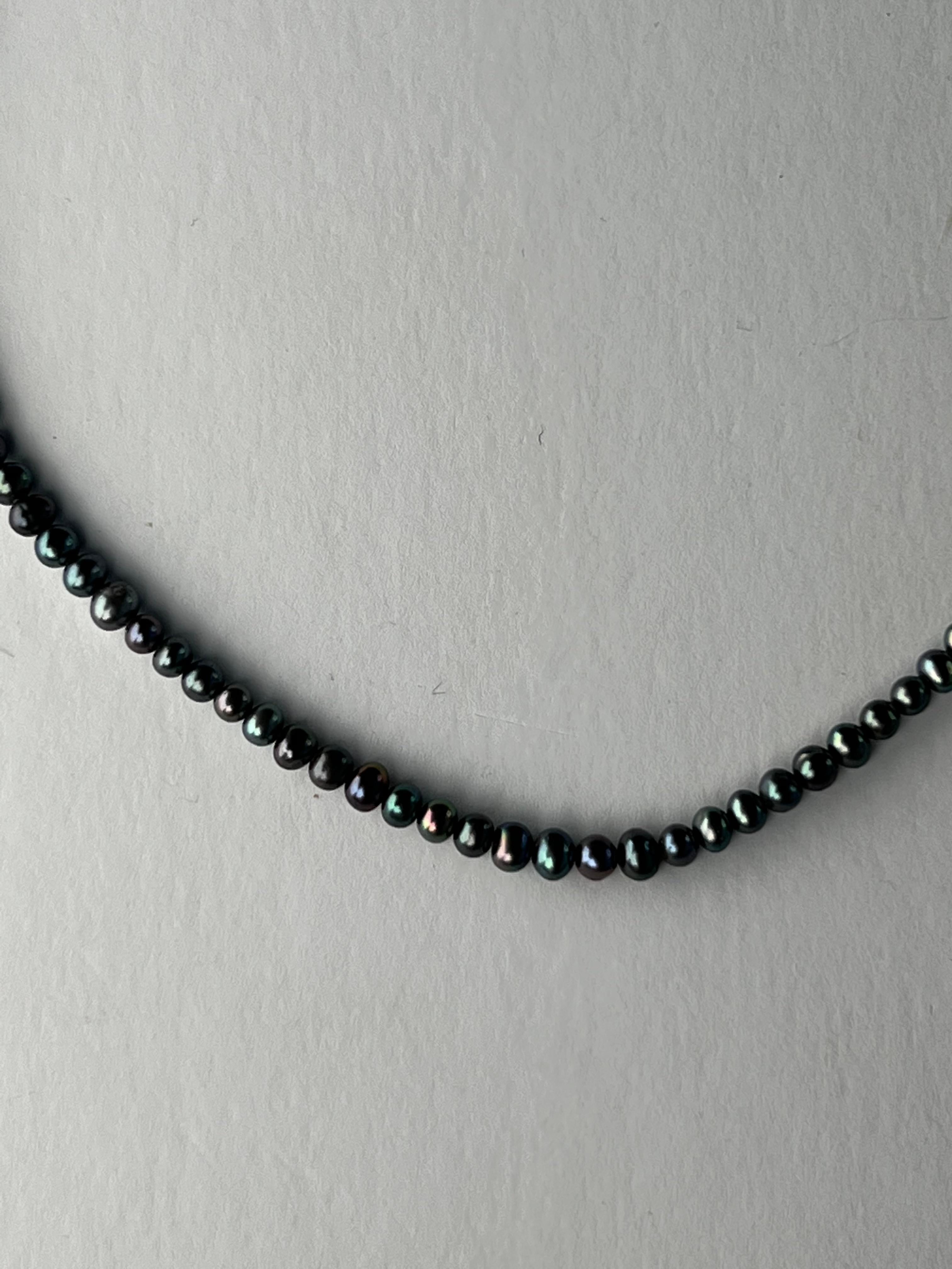 Choker-Halskette mit schwarzer Perle und Chrysopras, J Dauphin im Angebot 1