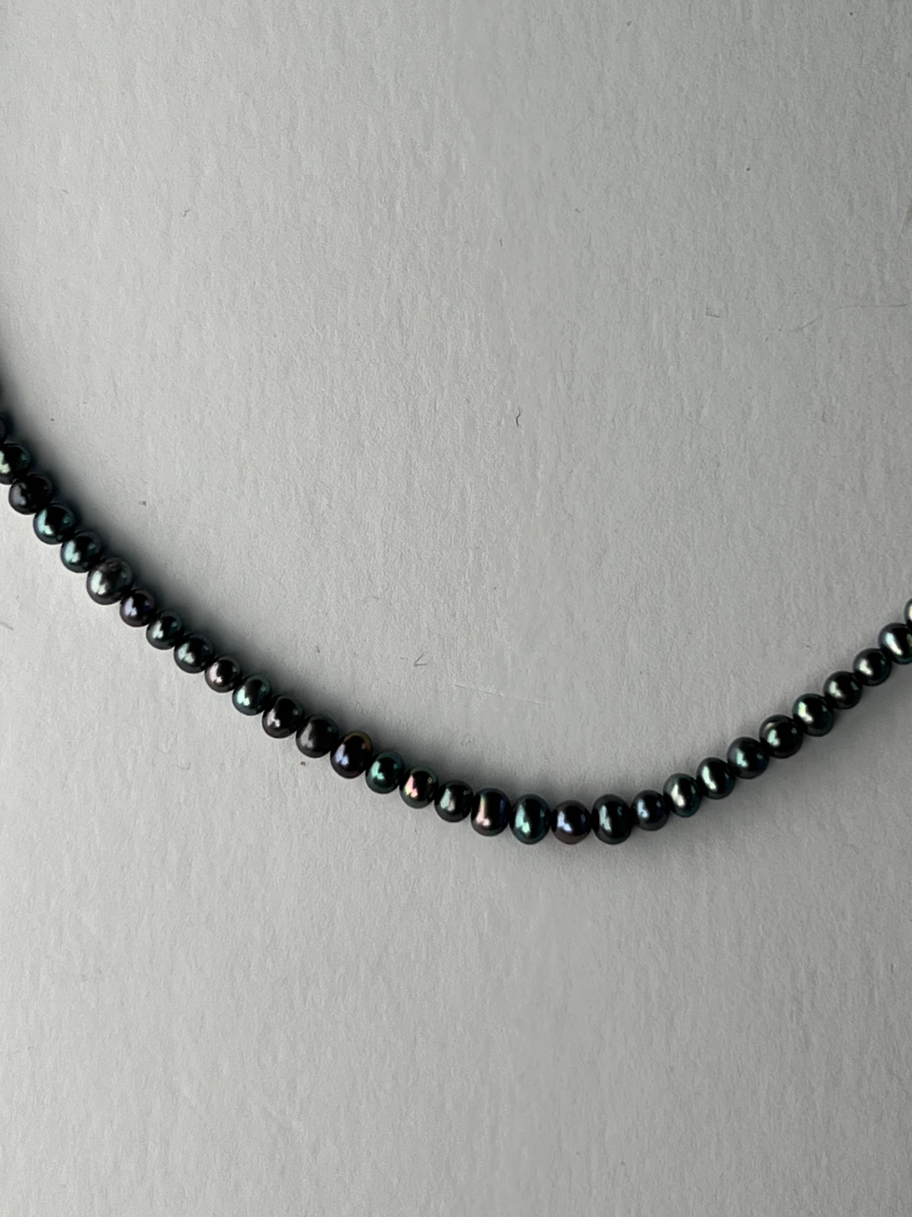 Choker-Halskette mit schwarzer Perle und Chrysopras, J Dauphin 1