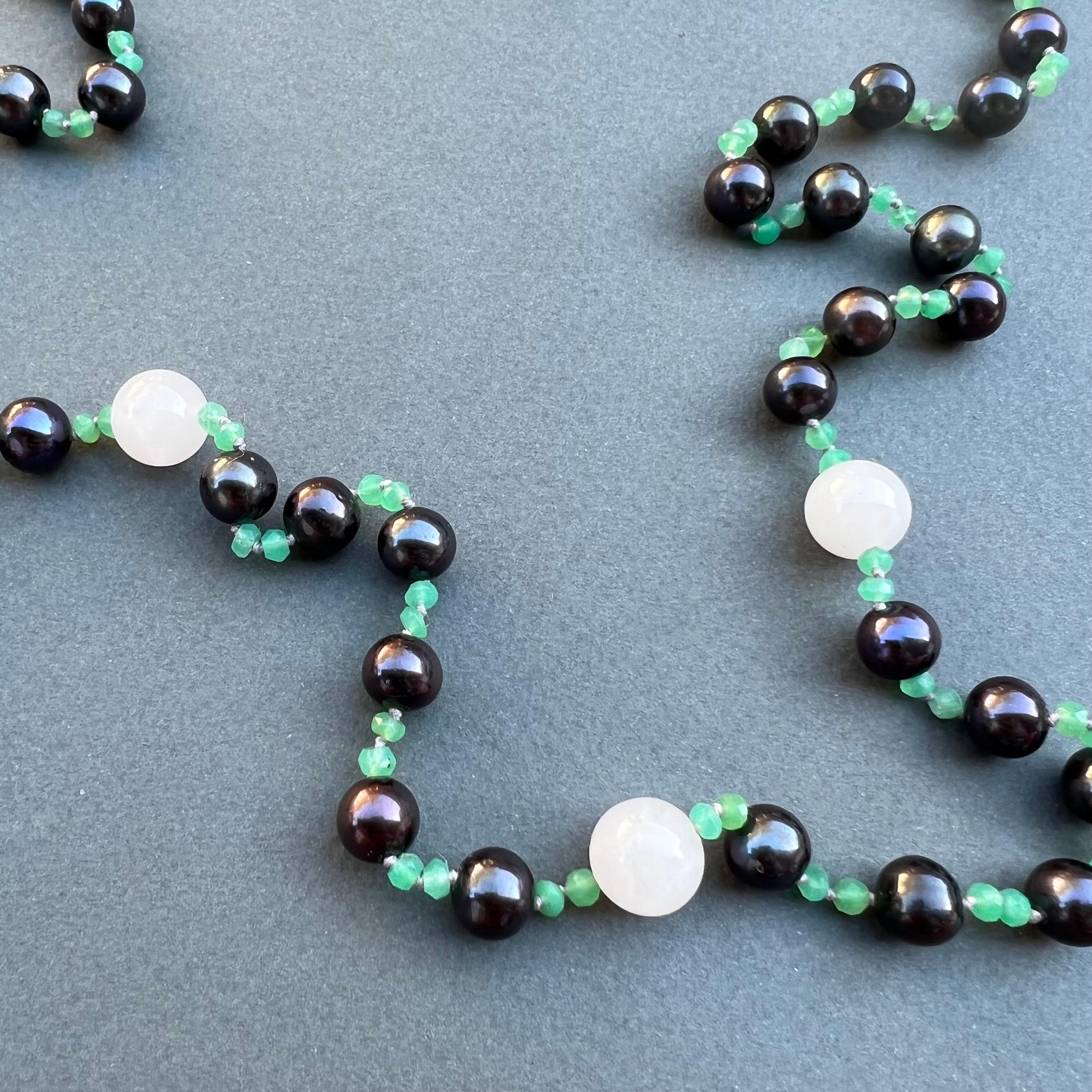 Halskette mit schwarzer Perle, Chrysopras, Quarz und Perlen, J Dauphin im Angebot 1