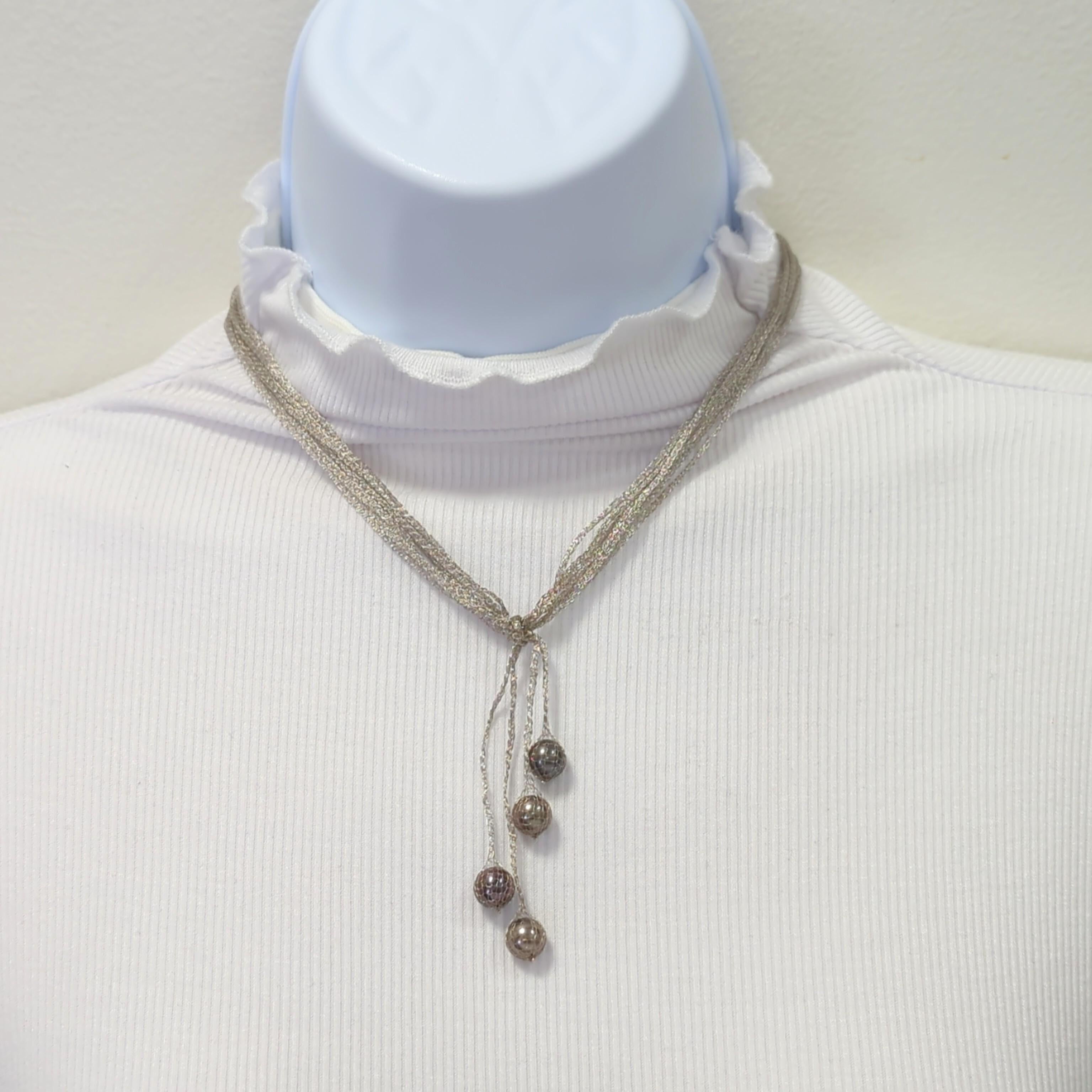 Magnifique collier de perles noires composé de 4 perles rondes d'environ 8-9 mm chacune et d'une chaîne en or blanc 18 carats.  La longueur est de 16