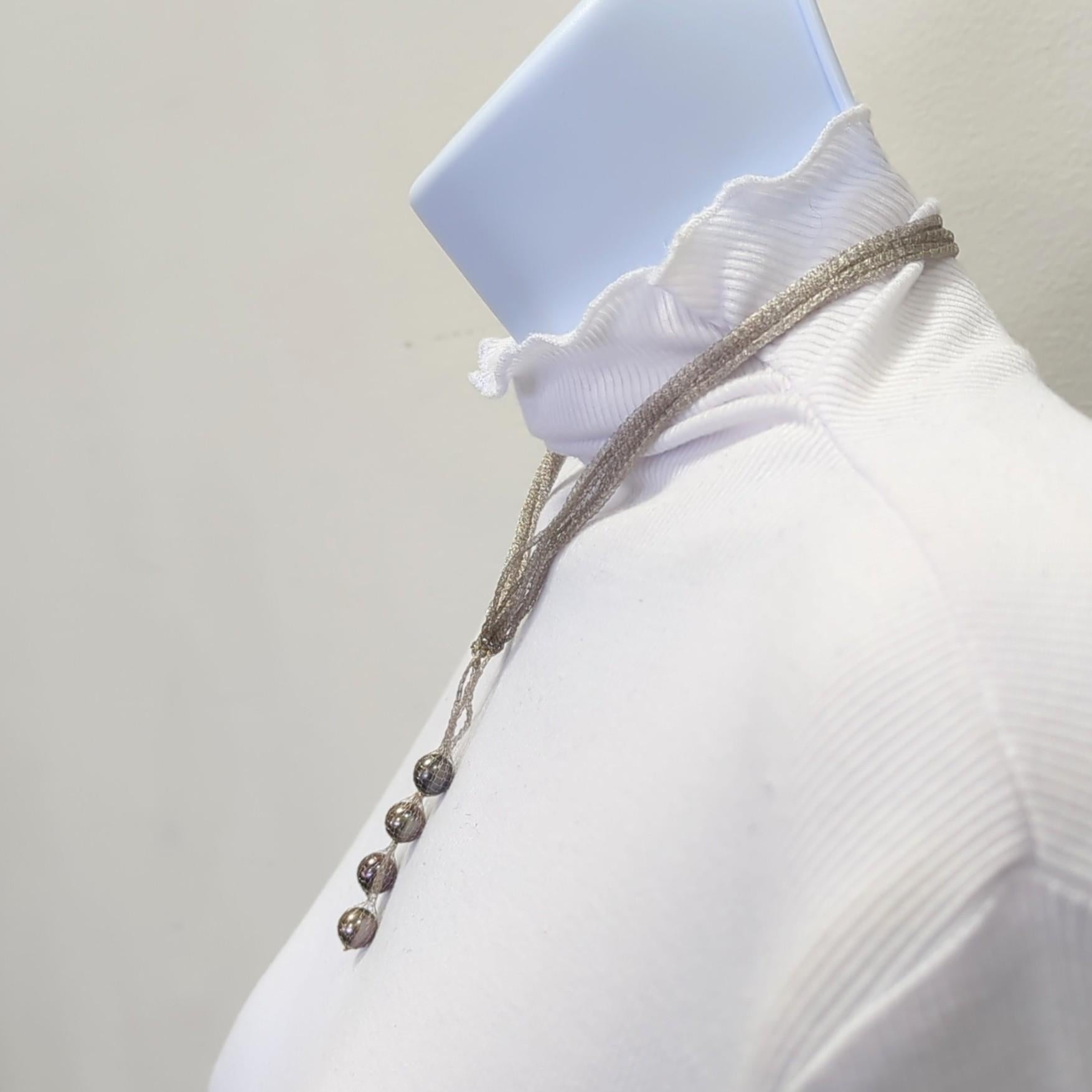 Taille ronde Collier pendentif en or blanc 18 carats avec perles noires en vente