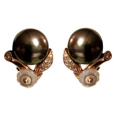 Clips d'oreilles en or jaune 18 carats avec perles noires et diamants