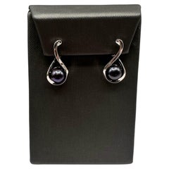 Schwarze Perlenohrringe aus Sterling Silber - 8,2 mm runde gefärbte schwarze Perlen