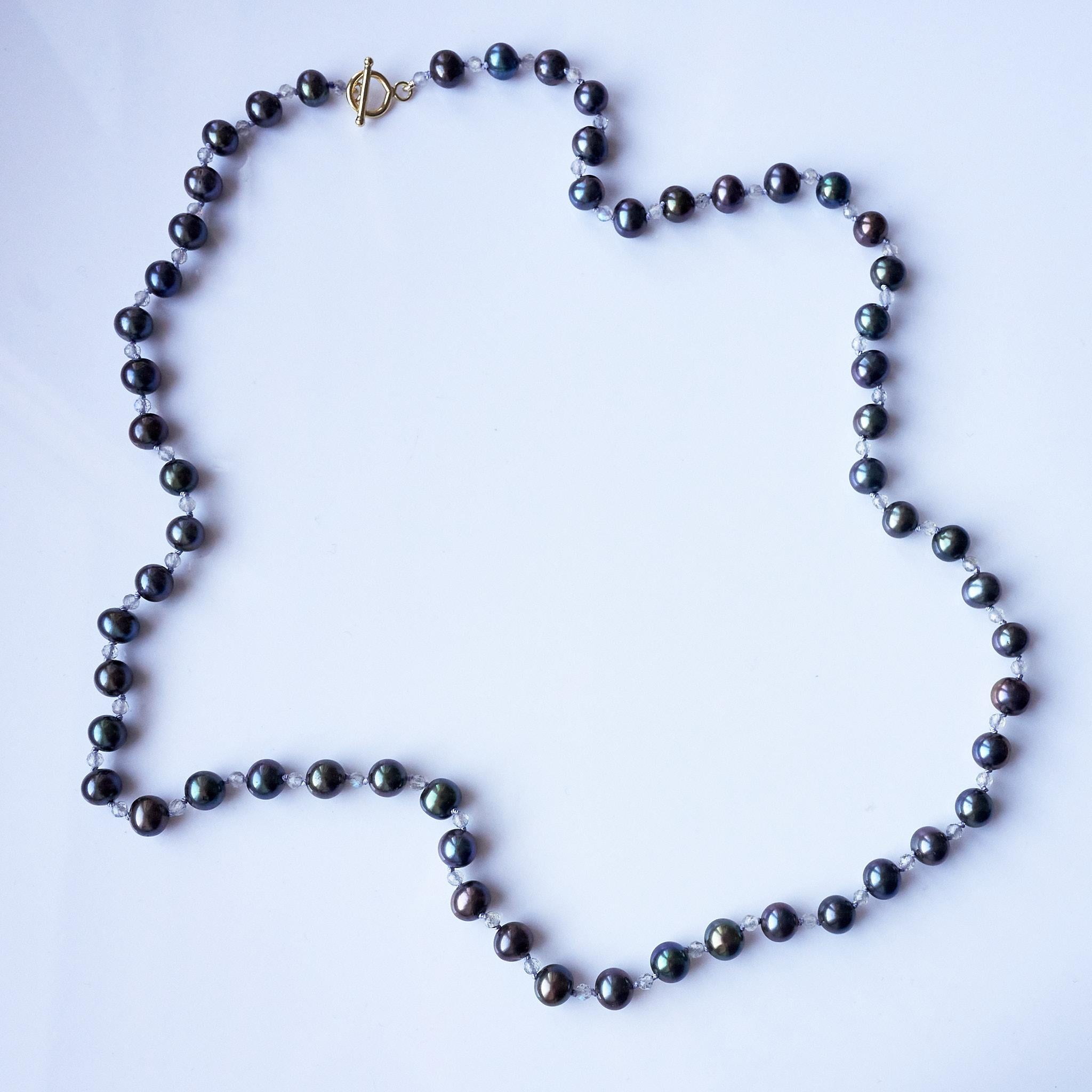 Lila Seidenfaden-Halskette J Dauphin, schwarzer Perlen Labradorit Perlen Damen im Angebot