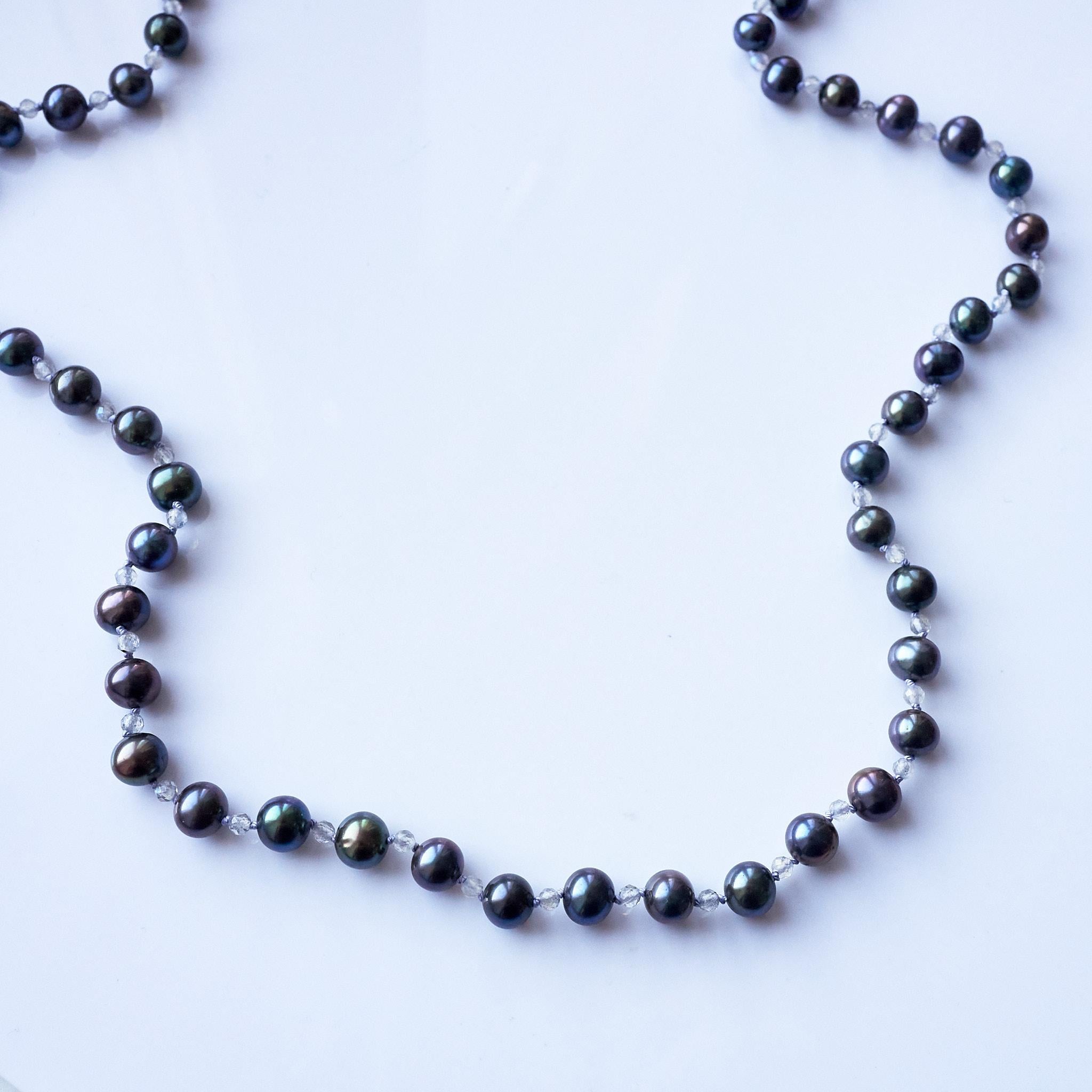Lila Seidenfaden-Halskette J Dauphin, schwarzer Perlen Labradorit Perlen im Angebot 1