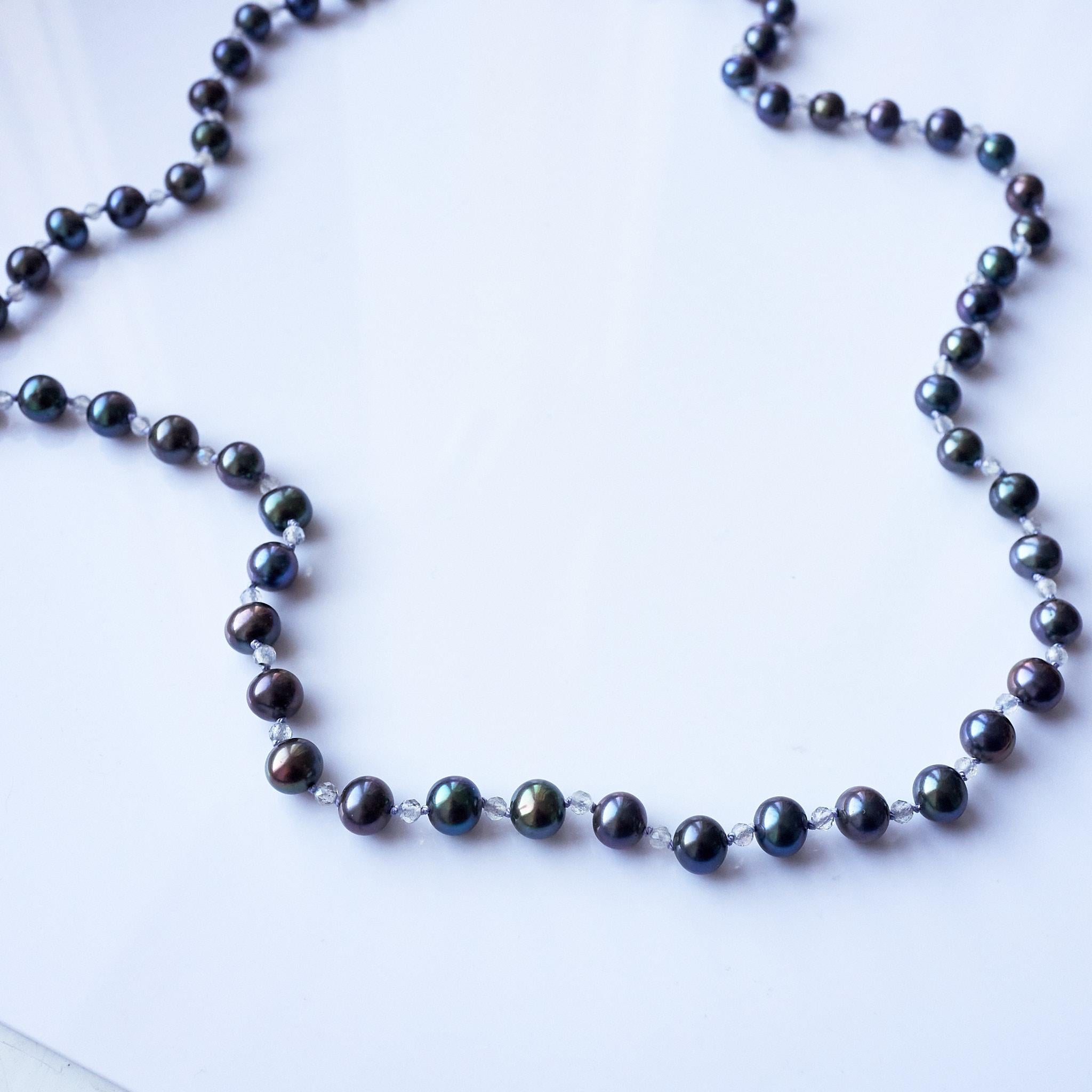 Lila Seidenfaden-Halskette J Dauphin, schwarzer Perlen Labradorit Perlen im Angebot 2