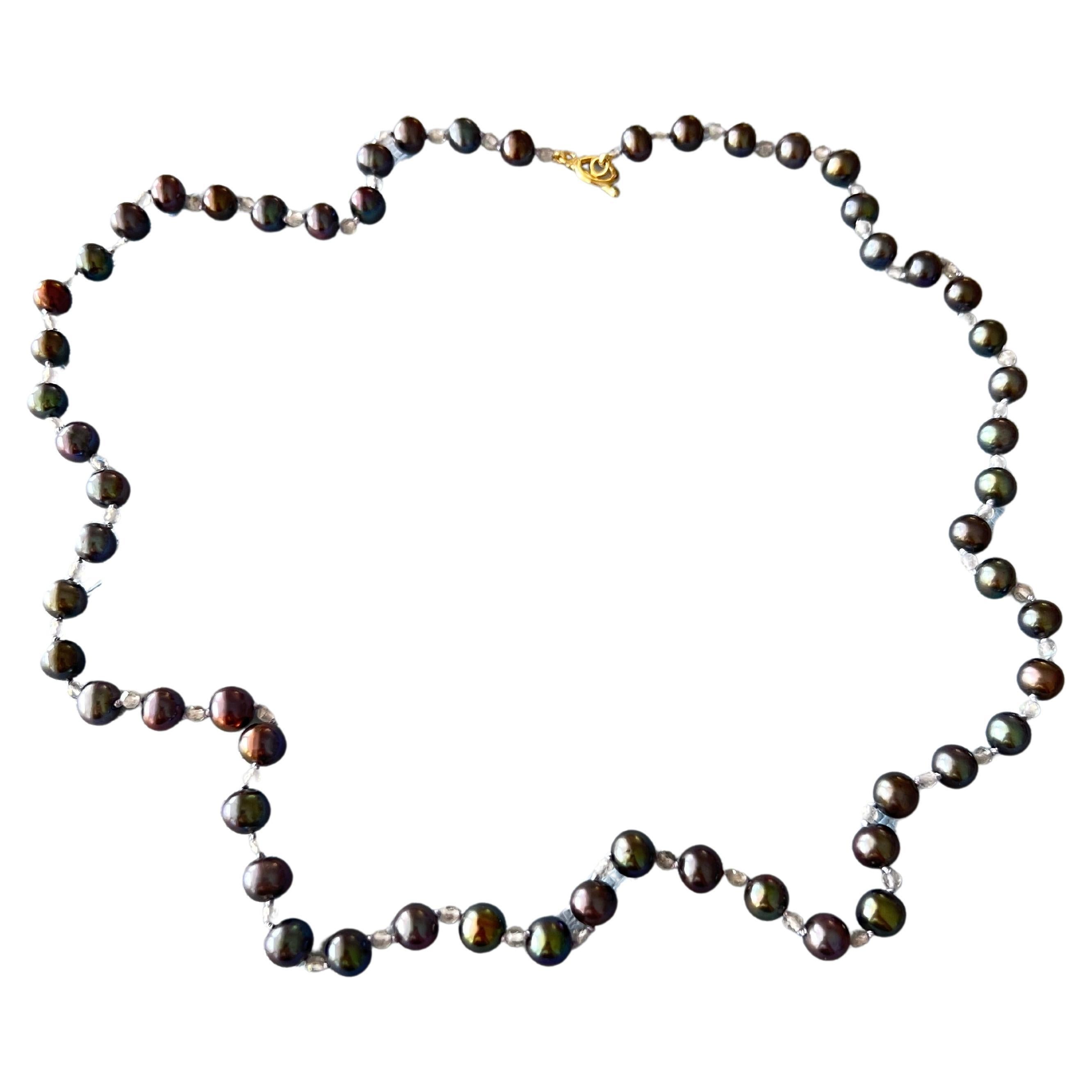 Mittellange schwarze Perlen-Labradorit-Halskette mit Goldverschluss

Länge: Ungefähr Halskette 24