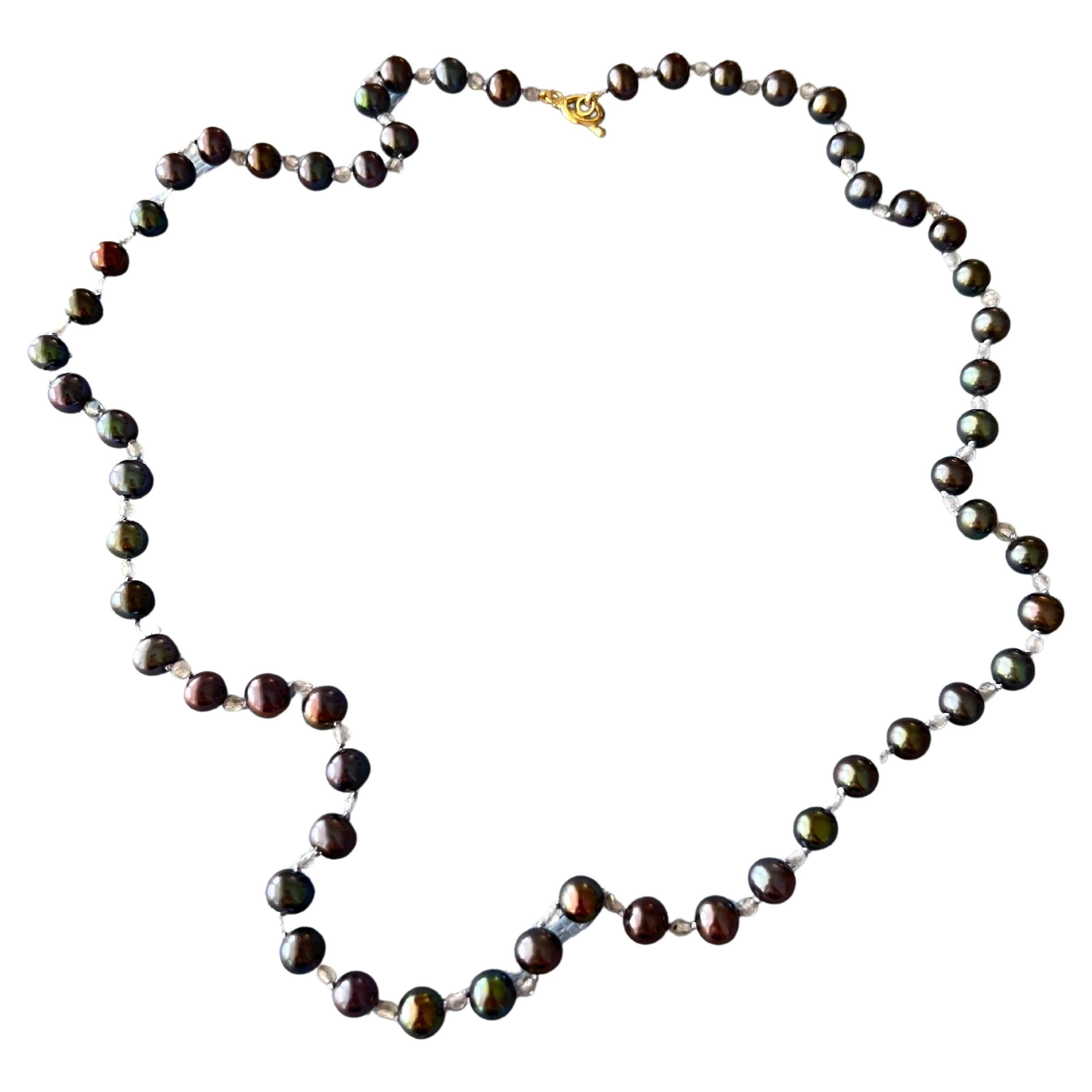  Mid-Length-Halskette mit schwarzem Perlen- Labradorit und goldgefülltem Verschluss J Dauphin  (Romantik) im Angebot