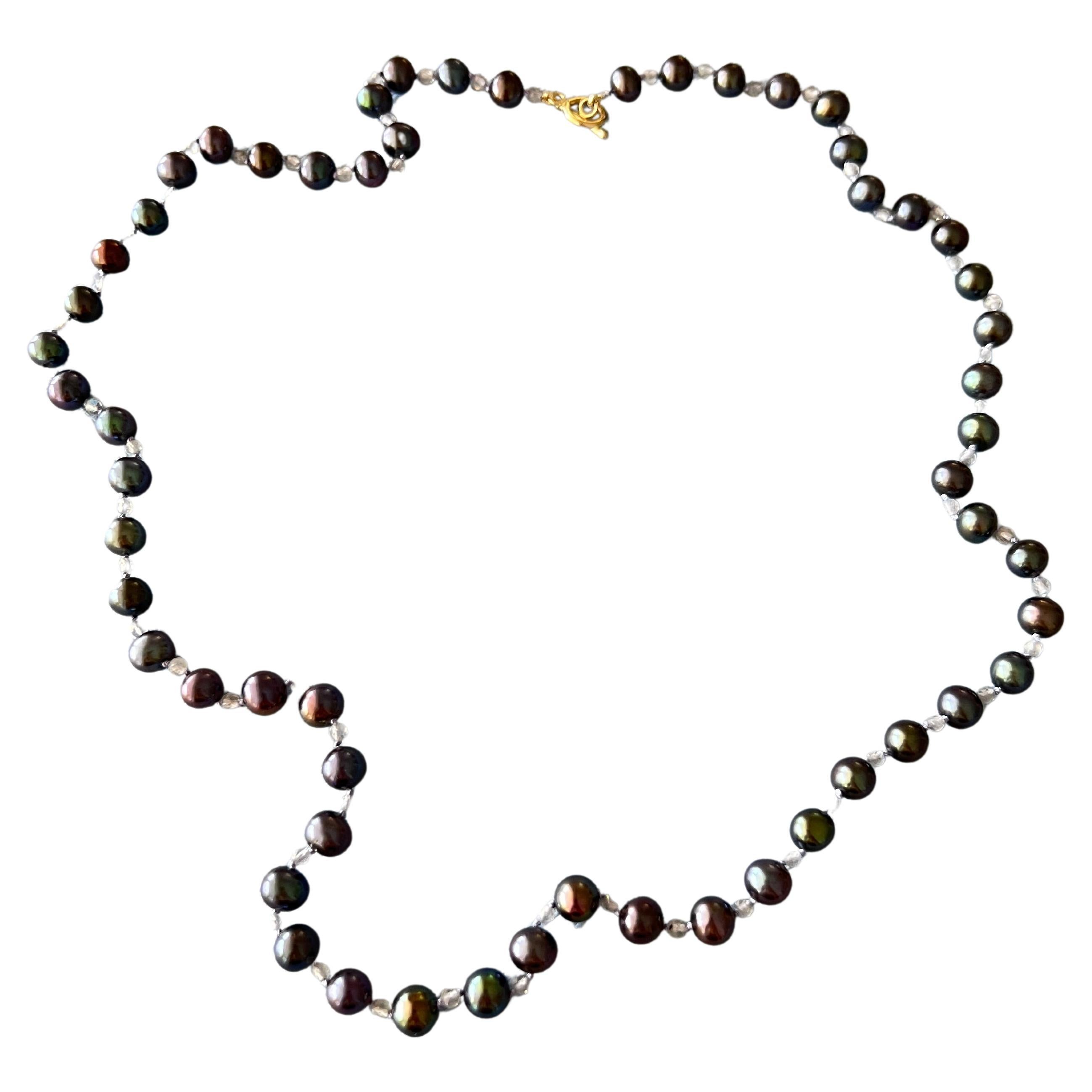 Taglio rotondo Collana di media lunghezza in perle nere e labradorite con chiusura in oro J DAUPHIN in vendita