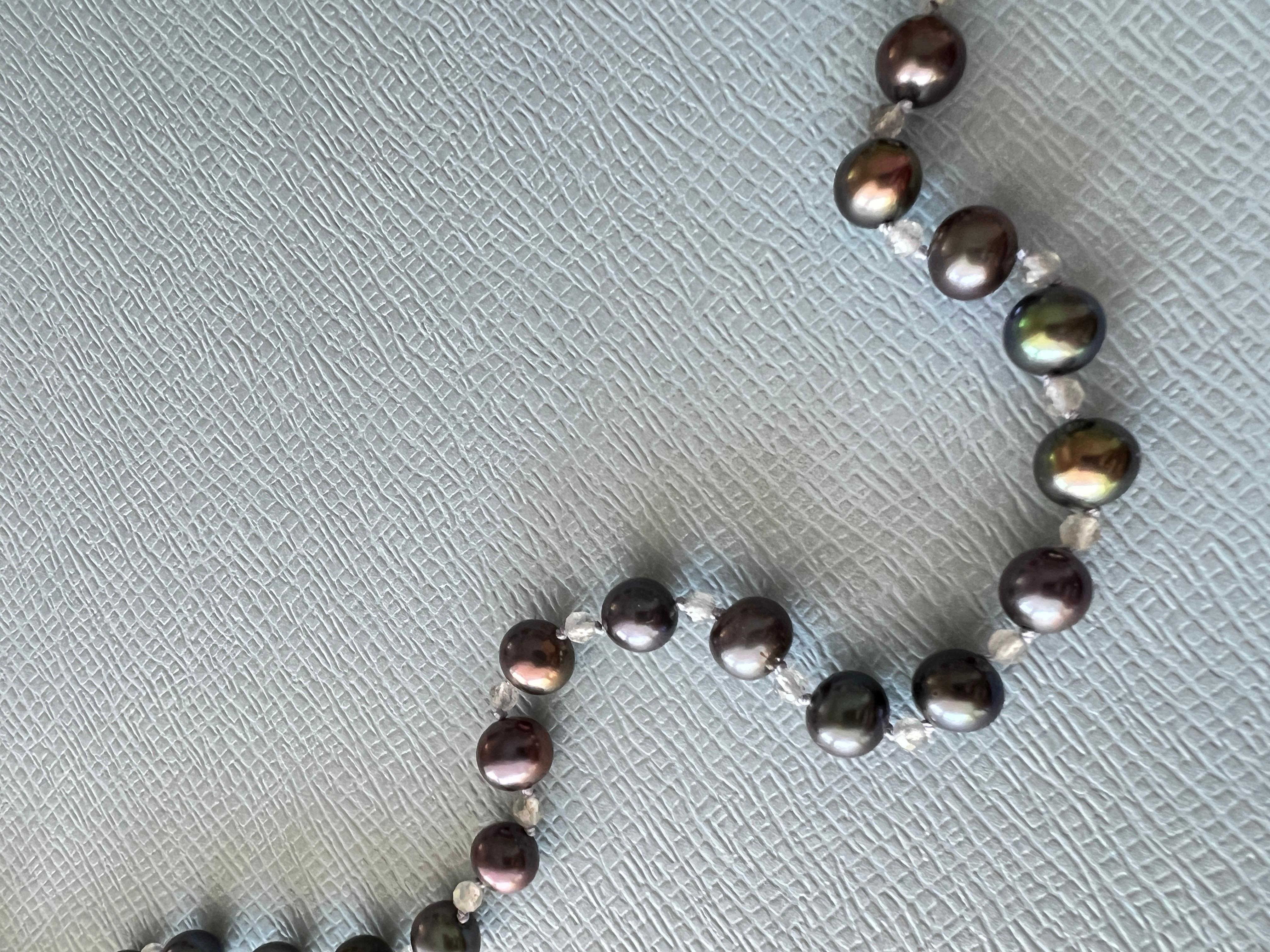 Collana di media lunghezza in perle nere e labradorite con chiusura in oro J DAUPHIN In condizioni Nuovo in vendita a Los Angeles, CA