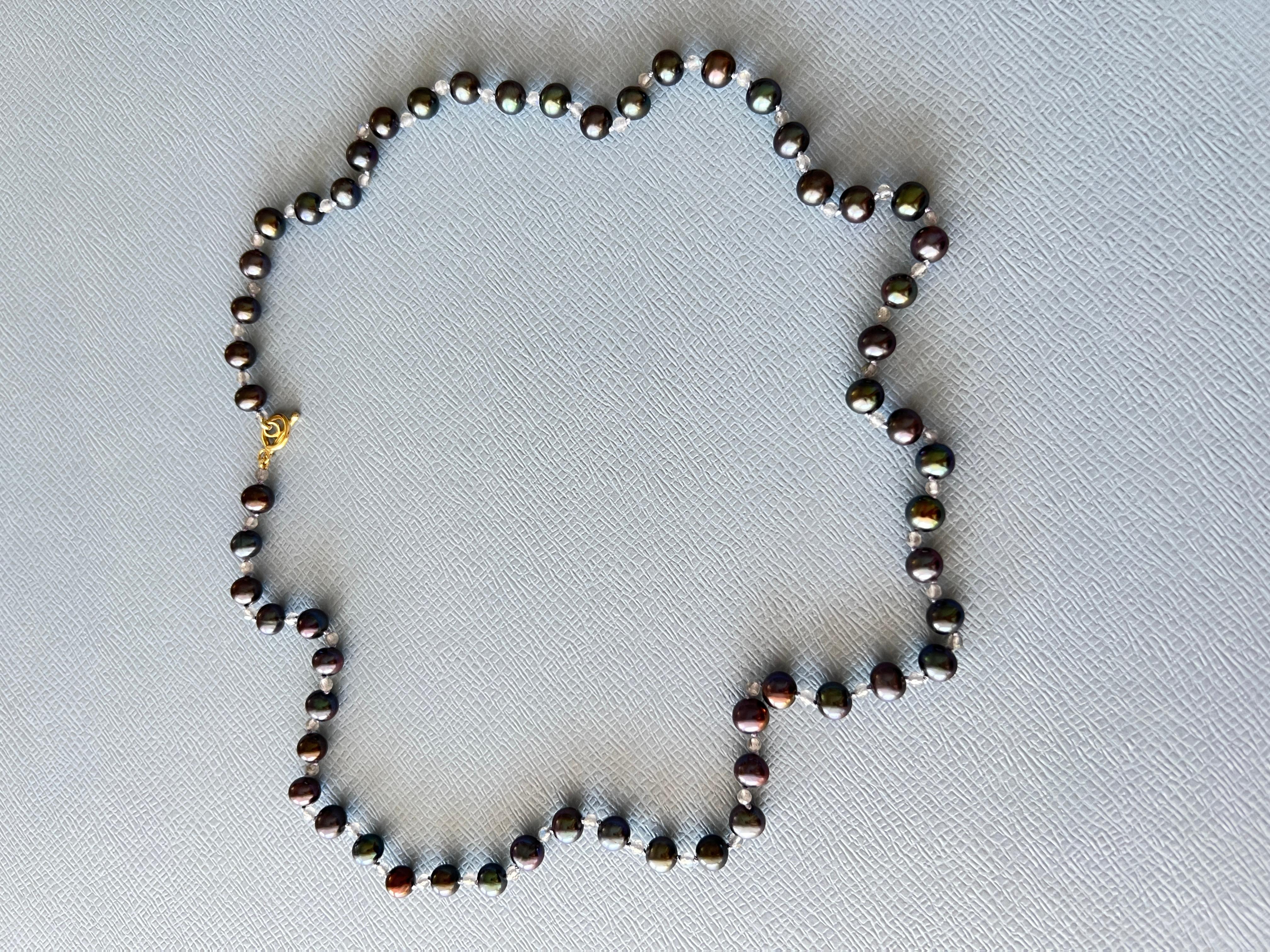 Donna Collana di media lunghezza in perle nere e labradorite con chiusura in oro J DAUPHIN in vendita