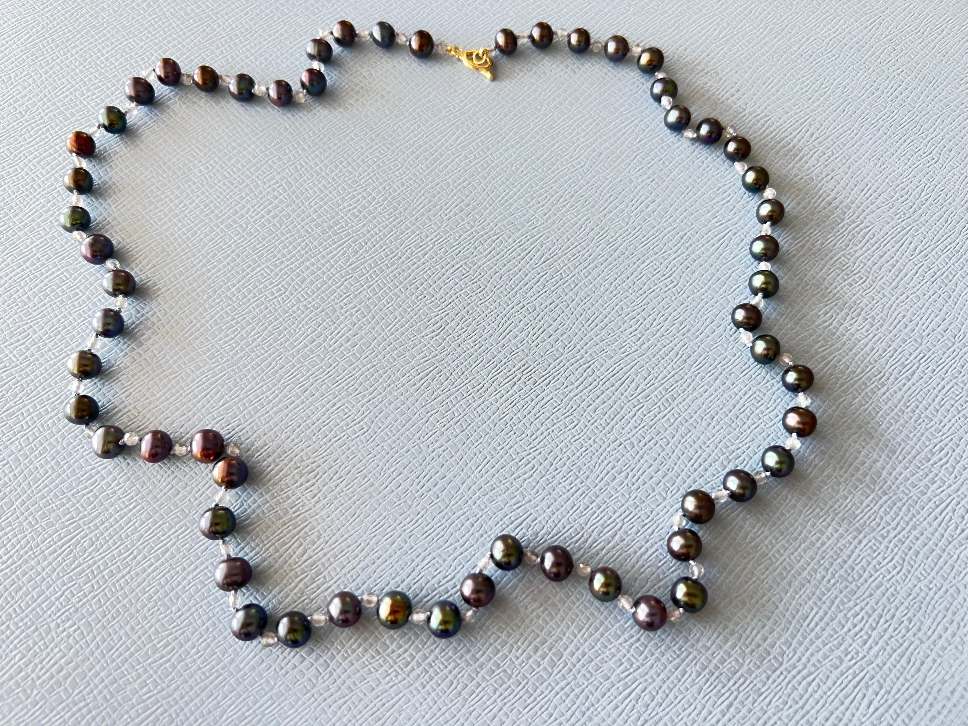  Mid-Length-Halskette mit schwarzem Perlen- Labradorit und goldgefülltem Verschluss J Dauphin  im Angebot 1
