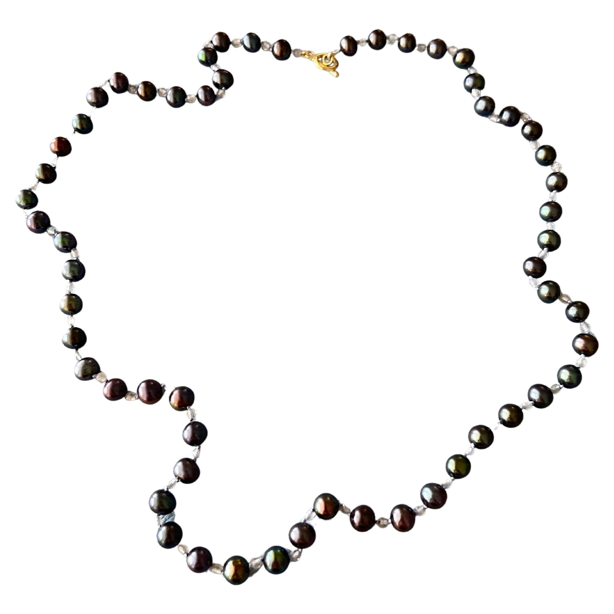  Mid-Length-Halskette mit schwarzem Perlen- Labradorit und goldgefülltem Verschluss J Dauphin  im Angebot