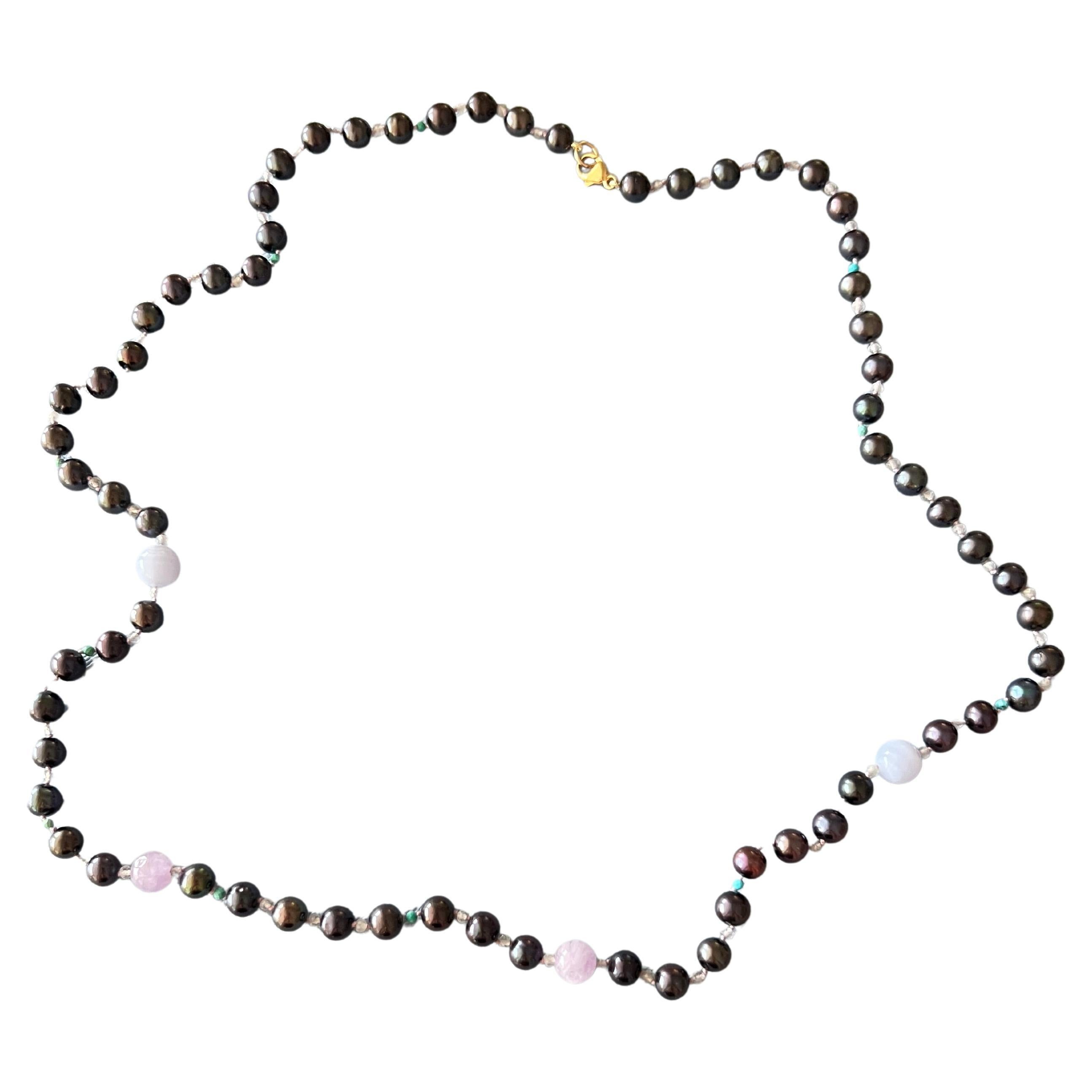 Lange schwarze Perlenkette mit ein paar kontrastierenden Amethyst- und blauen Spitzenachatperlen und mit kleinen grauen, regenbogenfarbig schimmernden Labradoriten und Minitürkisen ist diese Kette wirklich einzigartig. 

Länge: Ungefähr Halskette