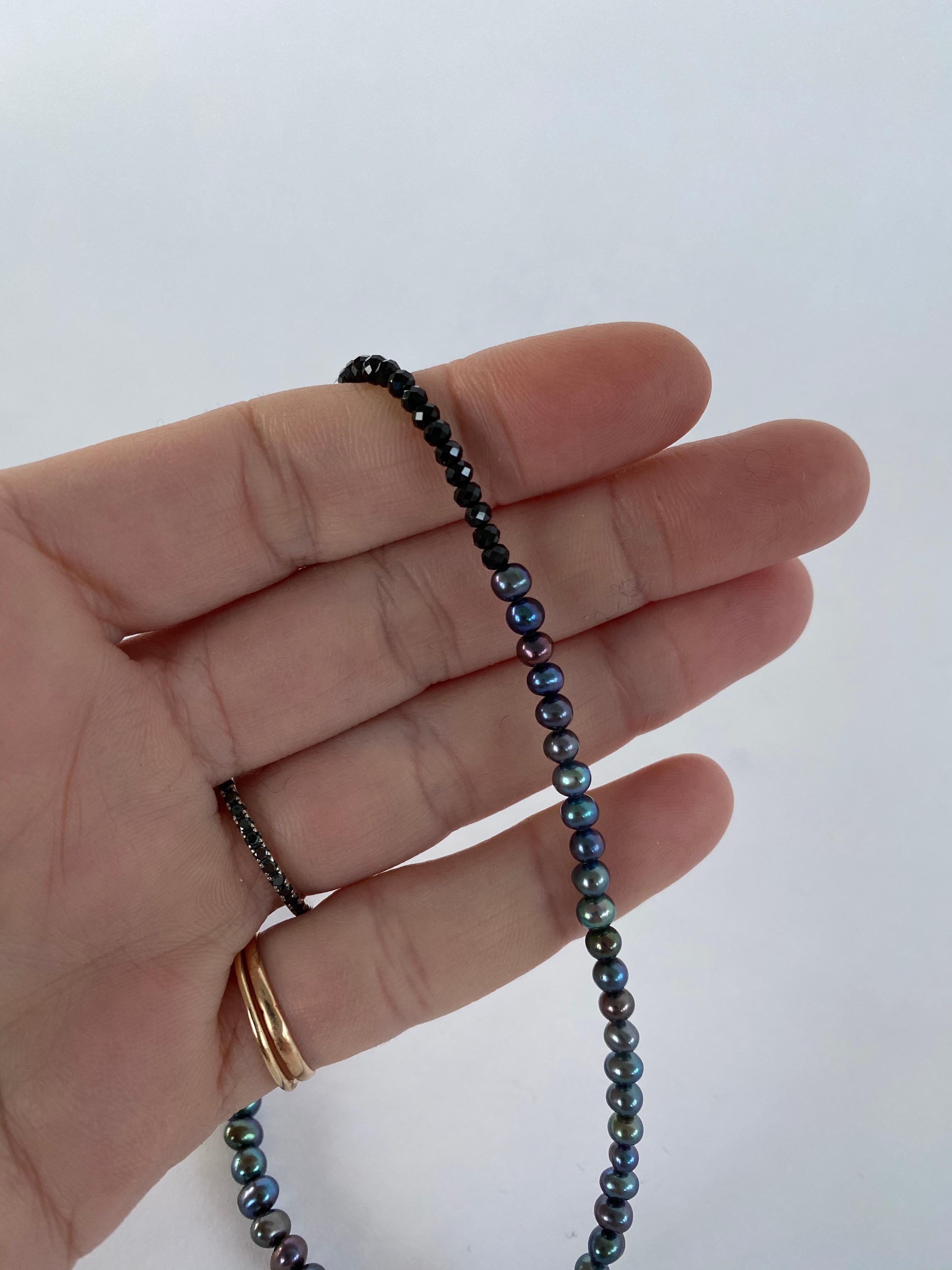 Romantico Collana di perle nere Collana di perle con catena di spinello nero in vendita